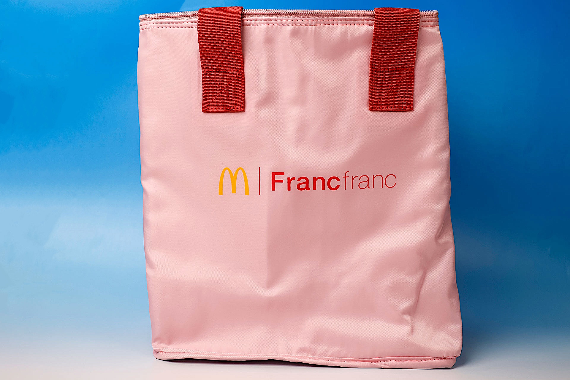 こちらはレッドの「ビッグな保温・保冷バッグ」