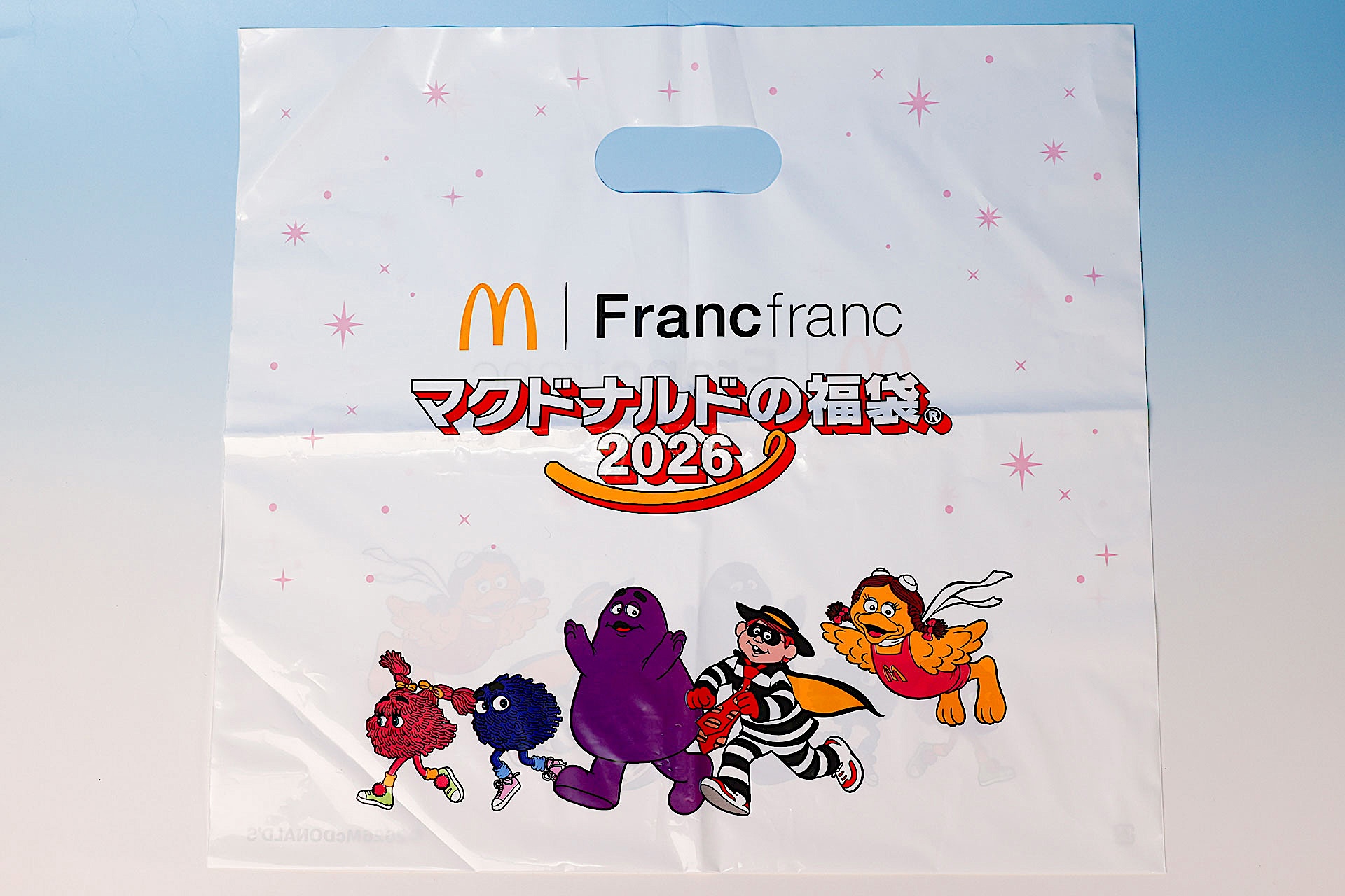 「マクドナルドの福袋 2026」一式は専用の袋で提供される