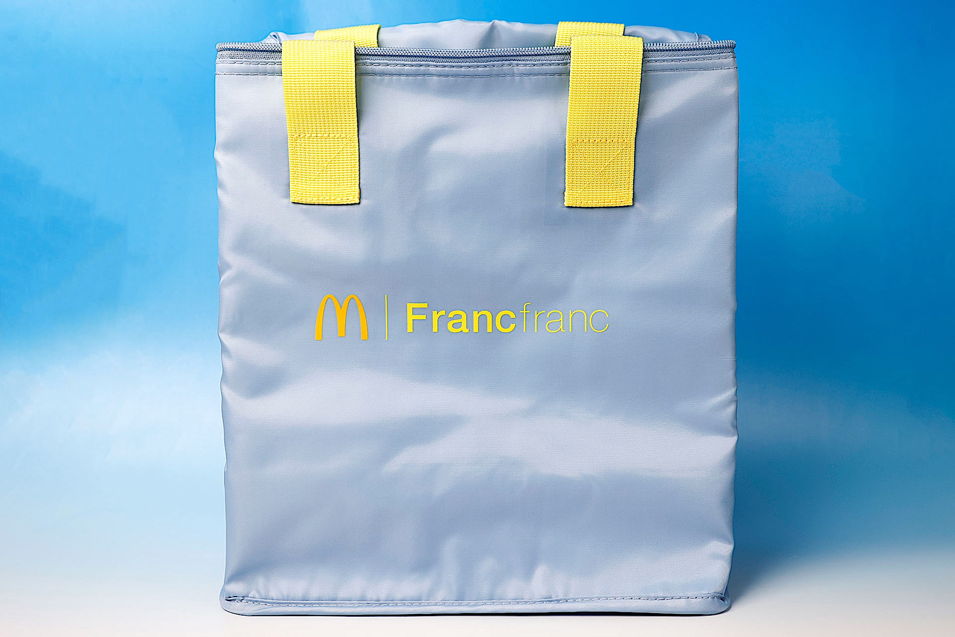 本体に対して紐は少し濃いめの赤になっている