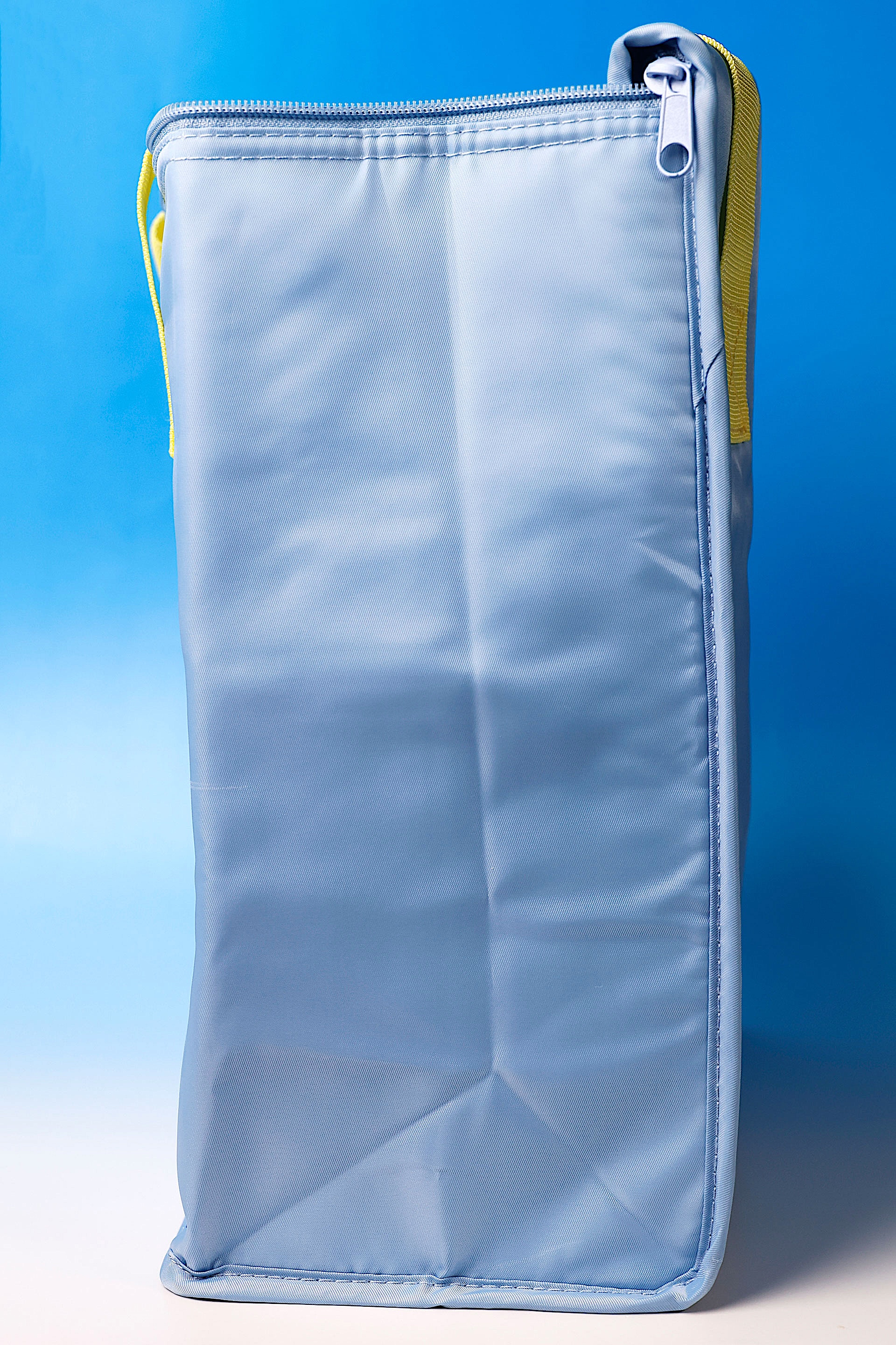 角張った形状なのでものを入れておくと自立させておくことができる