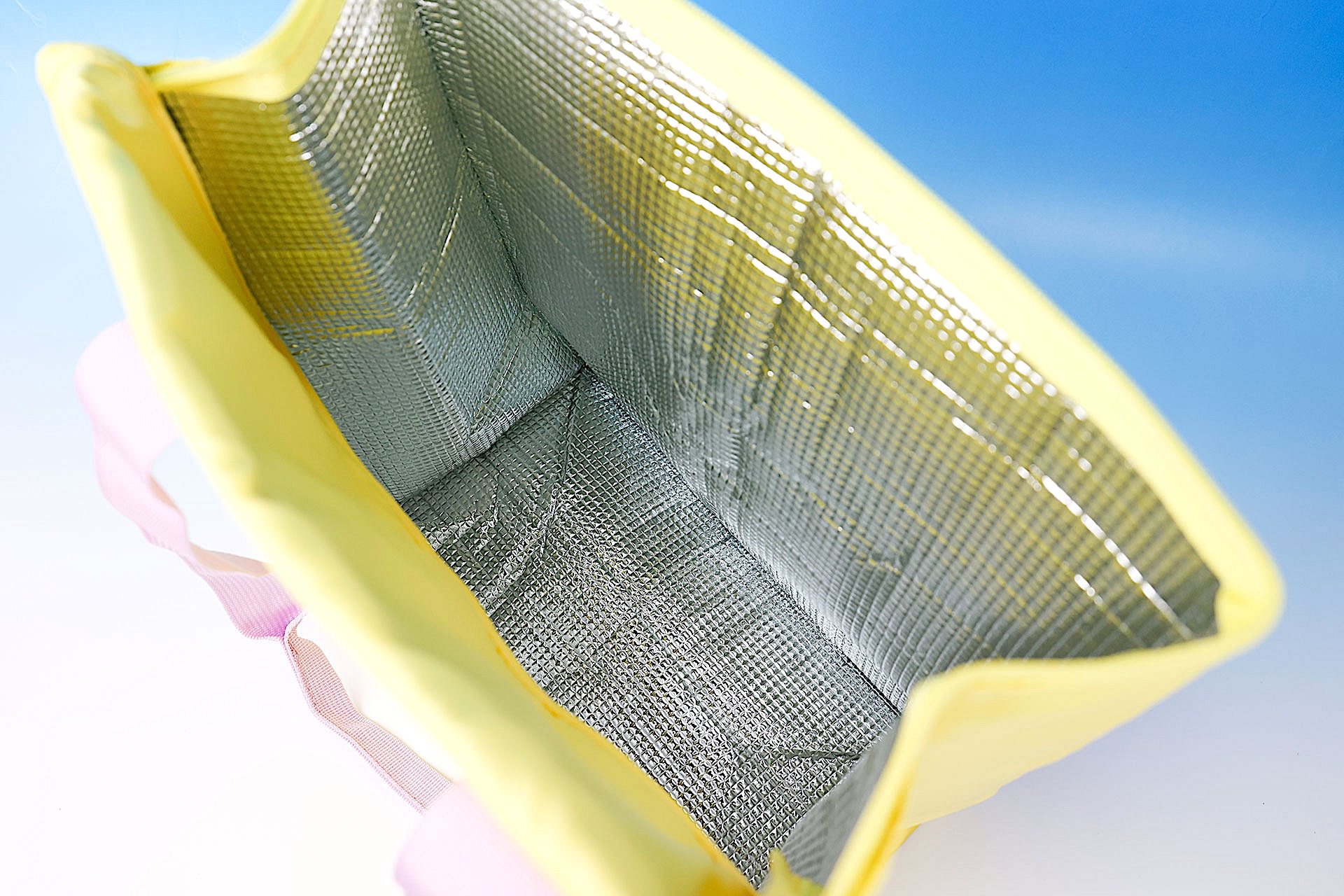 内部は保冷や保温のためのアルミインナーが仕込まれている