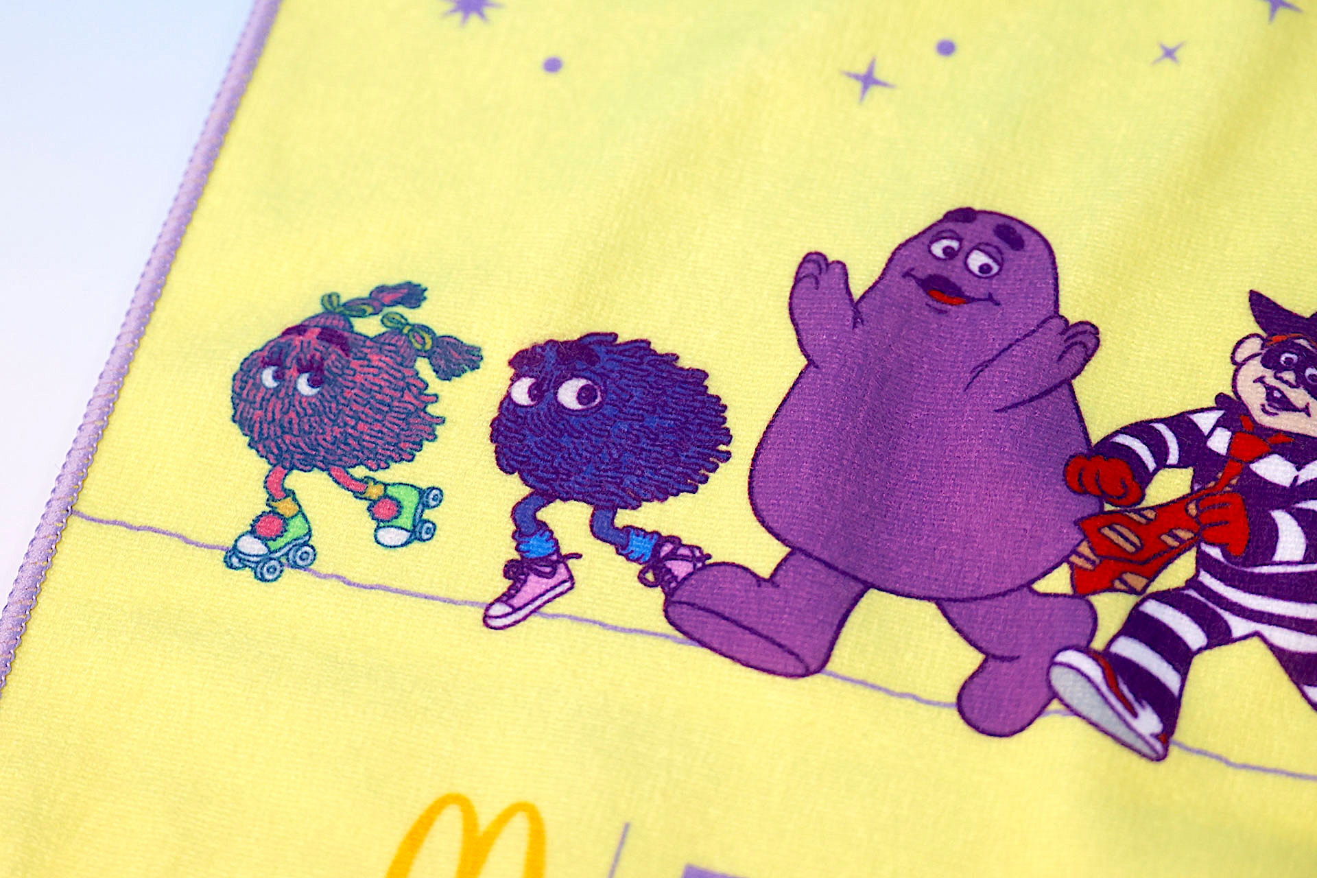 柔らかい素材にマクドナルドファミリーのイラストが描かれている