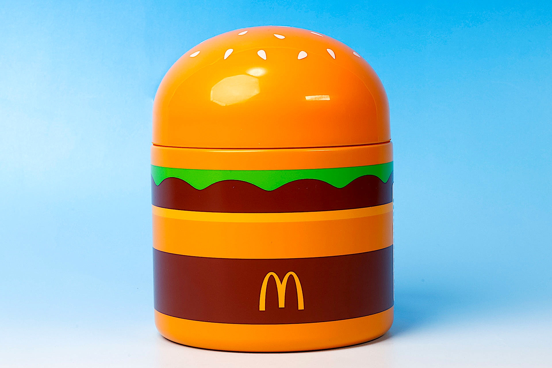 正面にはマクドナルドのロゴマークがプリントされている