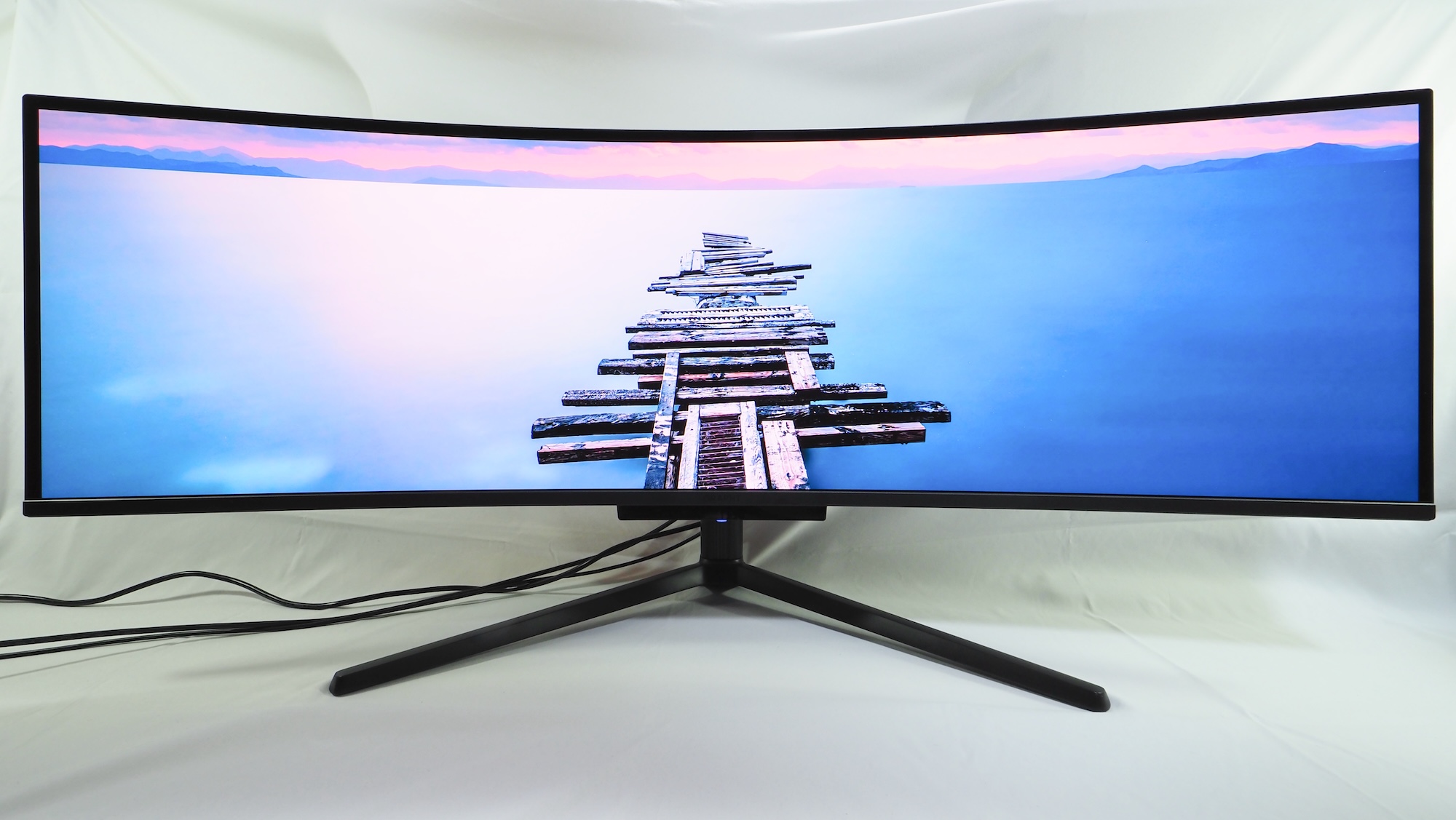 パネルにはサムスン製QD-OLEDを採用。完全な黒を再現できる有機EL、色再現性の高い量子ドットを組み合わせた最新パネルだ