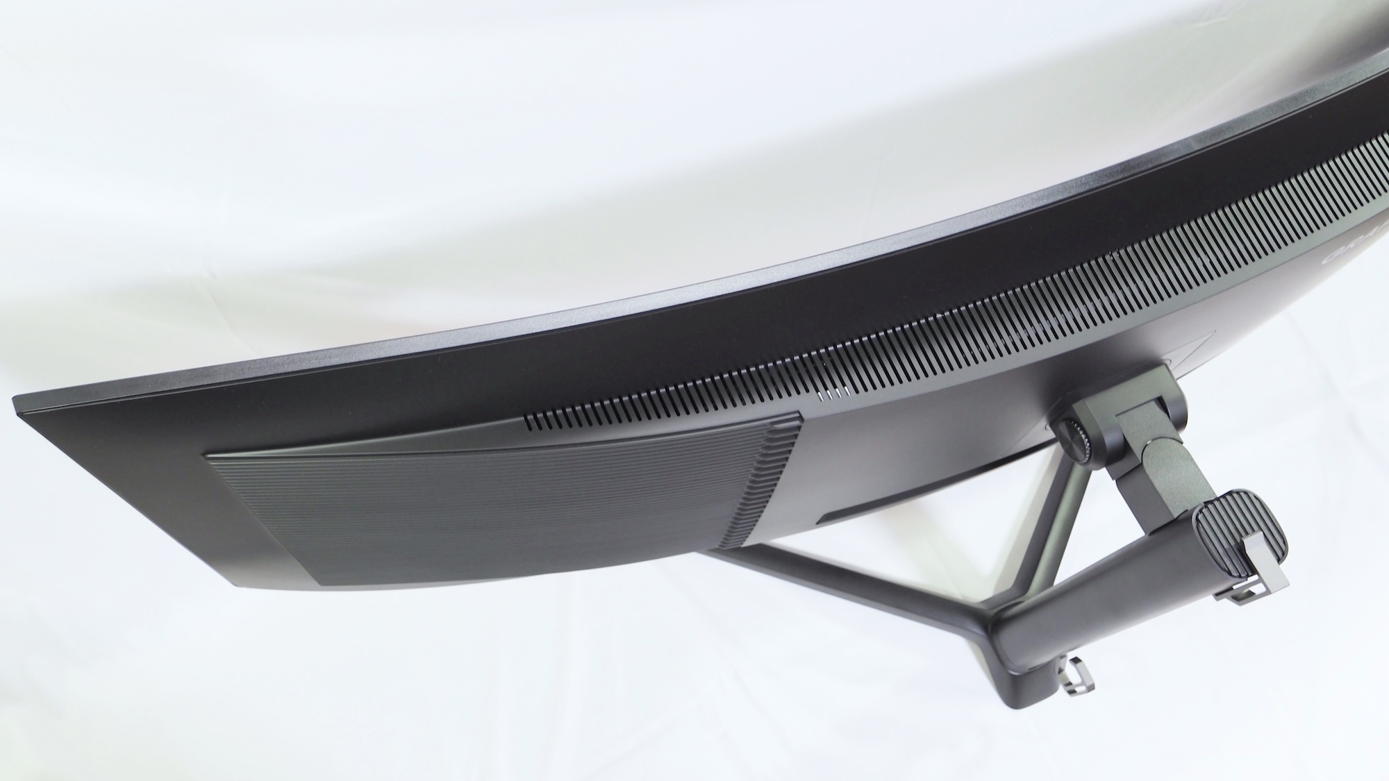 1,800R（半径1.8mの円を描く曲がり具合）と程よい湾曲率で、違和感はあまりなく、没入感のある映像体験を楽しめる