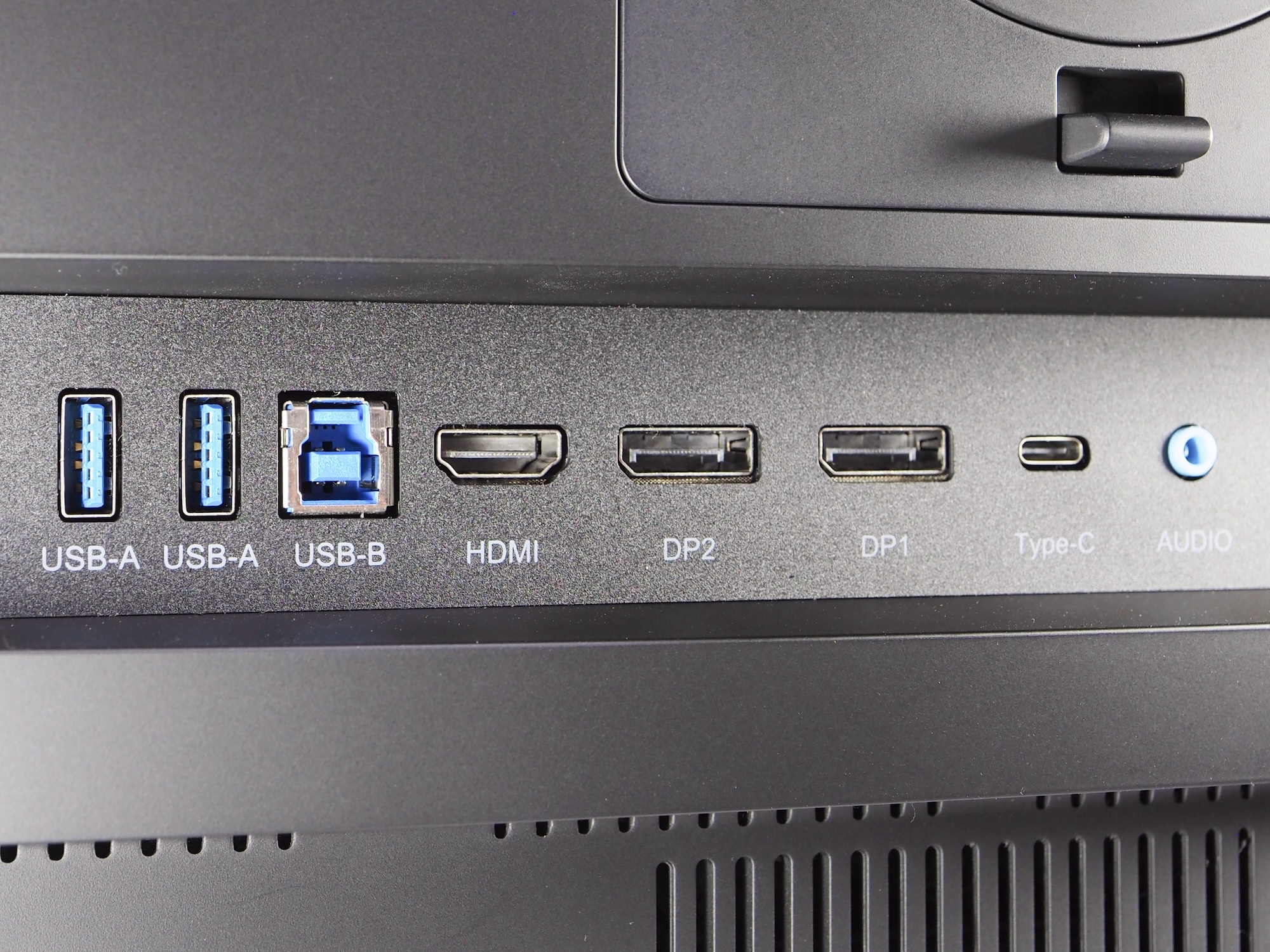背面中央には、映像入力ポートとしてDP1.4を2基、HDMI 2.1を1基、USB Type-Cを1基搭載。このほかにもUSB Type-A（ダウンストリーム）を2基、USB Type-B（アップストリーム）を1基、オーディオ出力端子1基を備えている