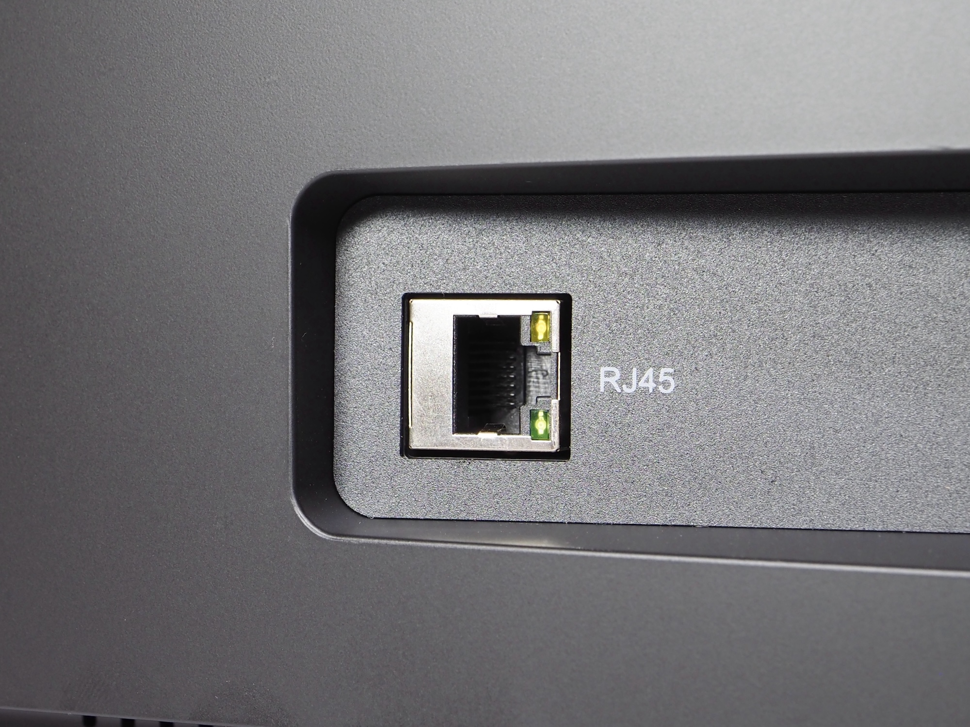 背面左端には有線LAN端子を搭載