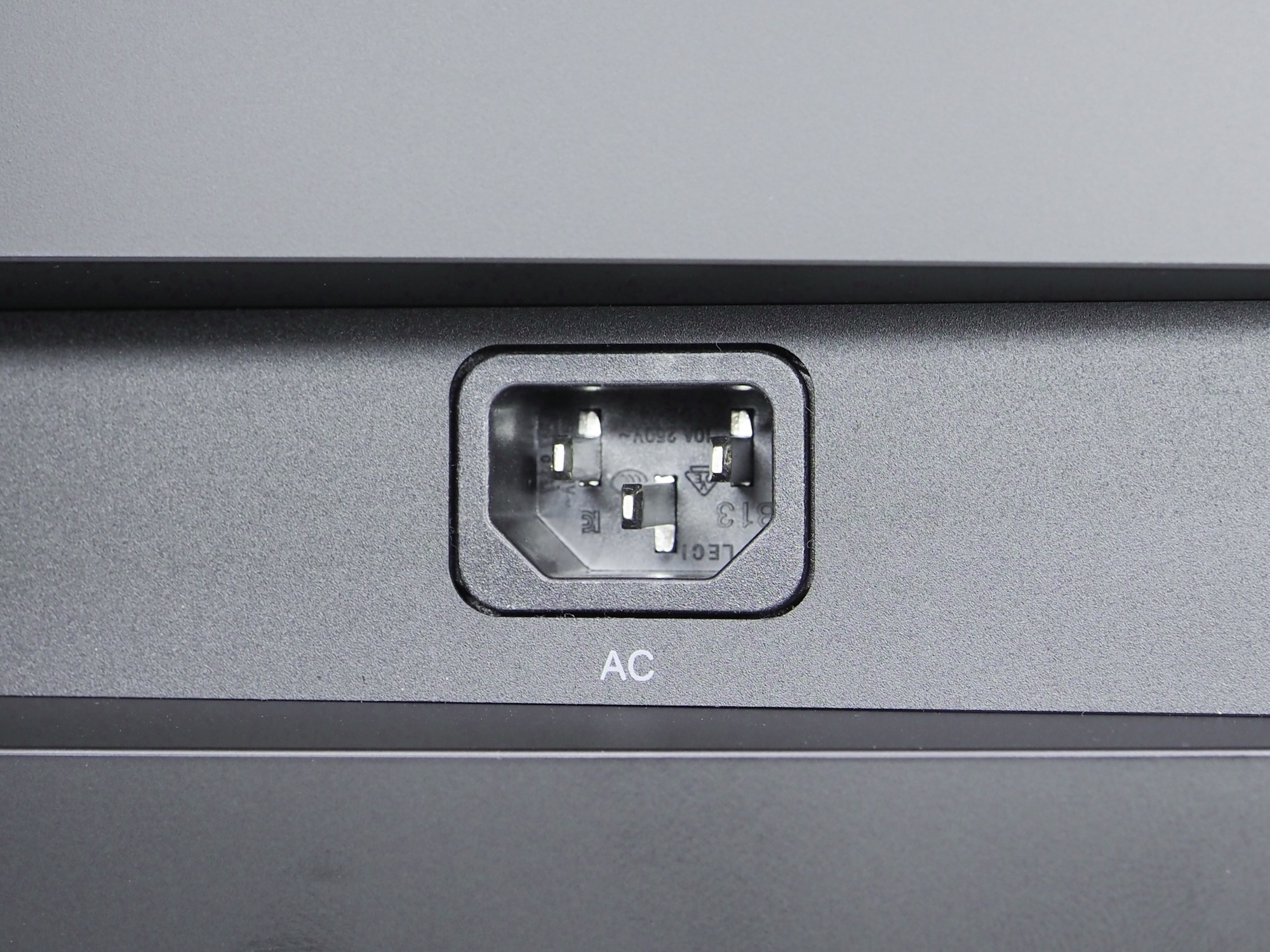 背面右端には電源入力を備える。ACアダプターは不要で、スペースを節約できる