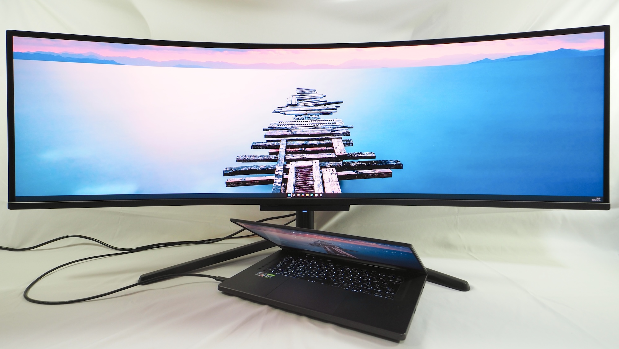 「GR4924COEL-BK」はドッキングステーションのように使用可能。ノートPCをUSB Type-Cで接続すると、映像を出力しながら、USB機器や有線LANへの接続も可能だ