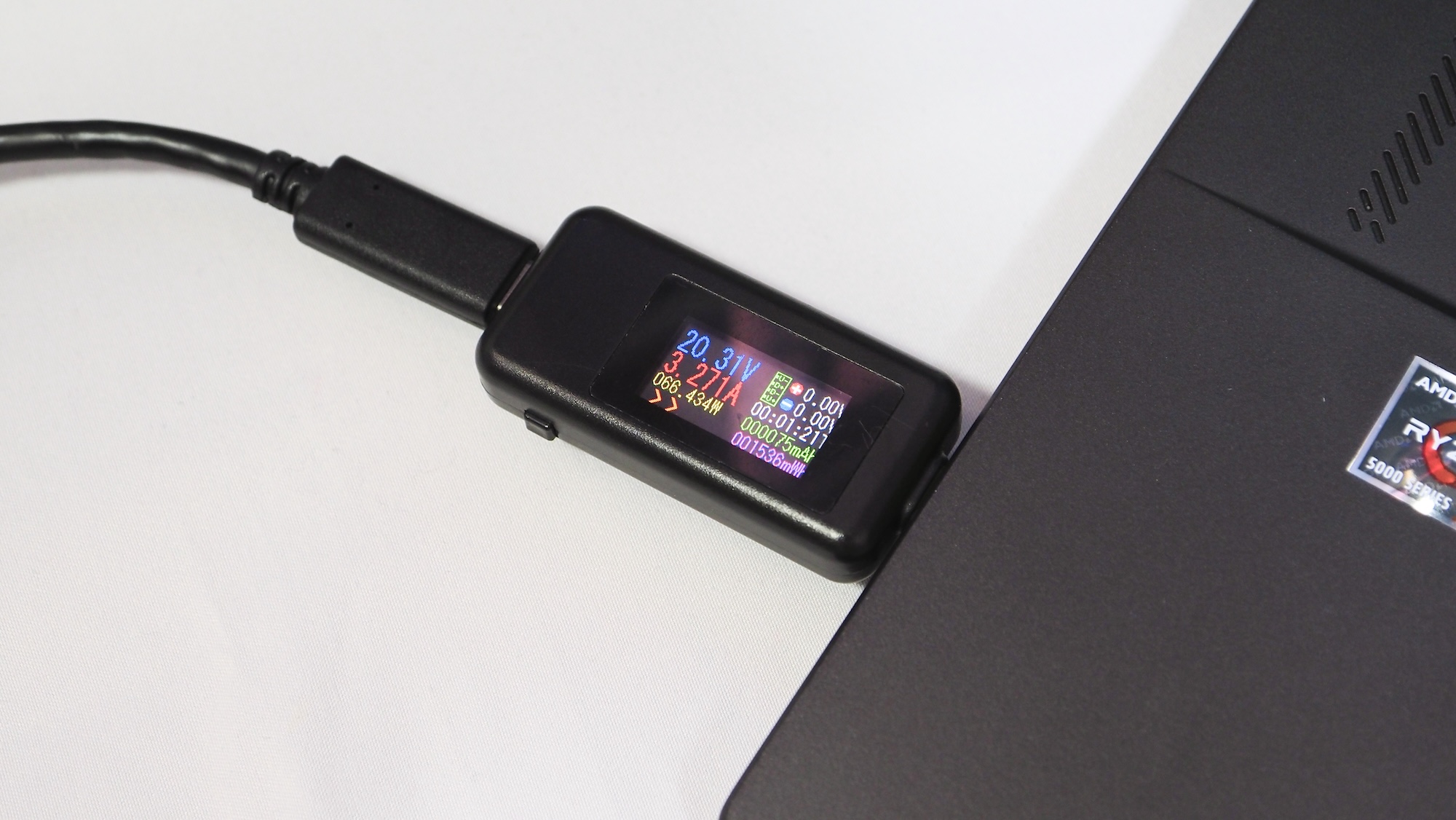 加えて、USB PD給電機能も備えており、ノートPCやスマートフォンの充電もできる