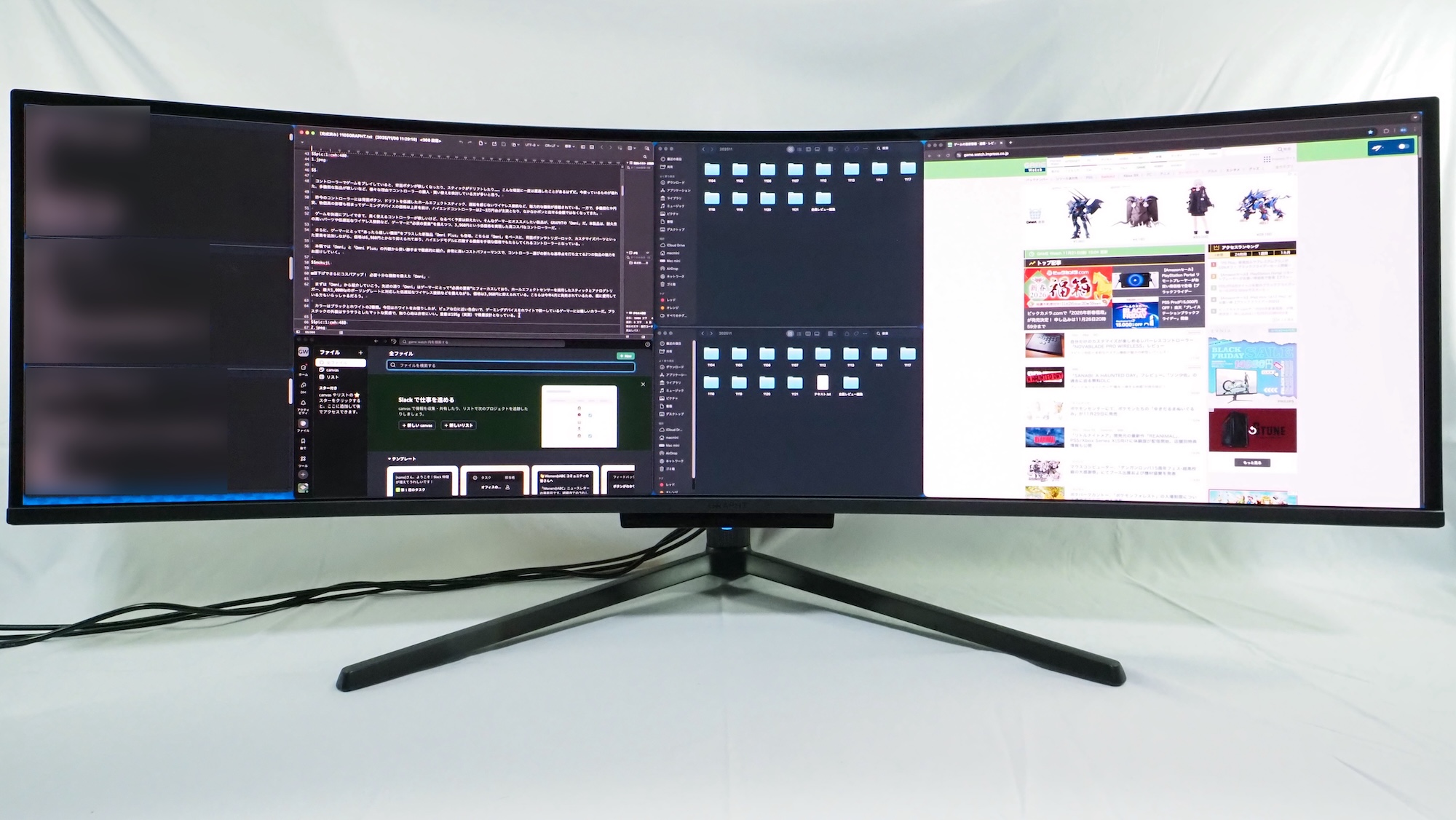 筆者の作業環境を再現した様子。複数のウィンドウを一度に表示でき、視線だけで画面を見渡せるため、快適に作業にあたることができた