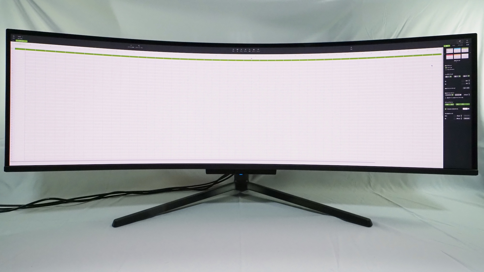 Mac標準の表計算ソフト「Numbers」。拡大率100%で67行・AW列まで表示できる