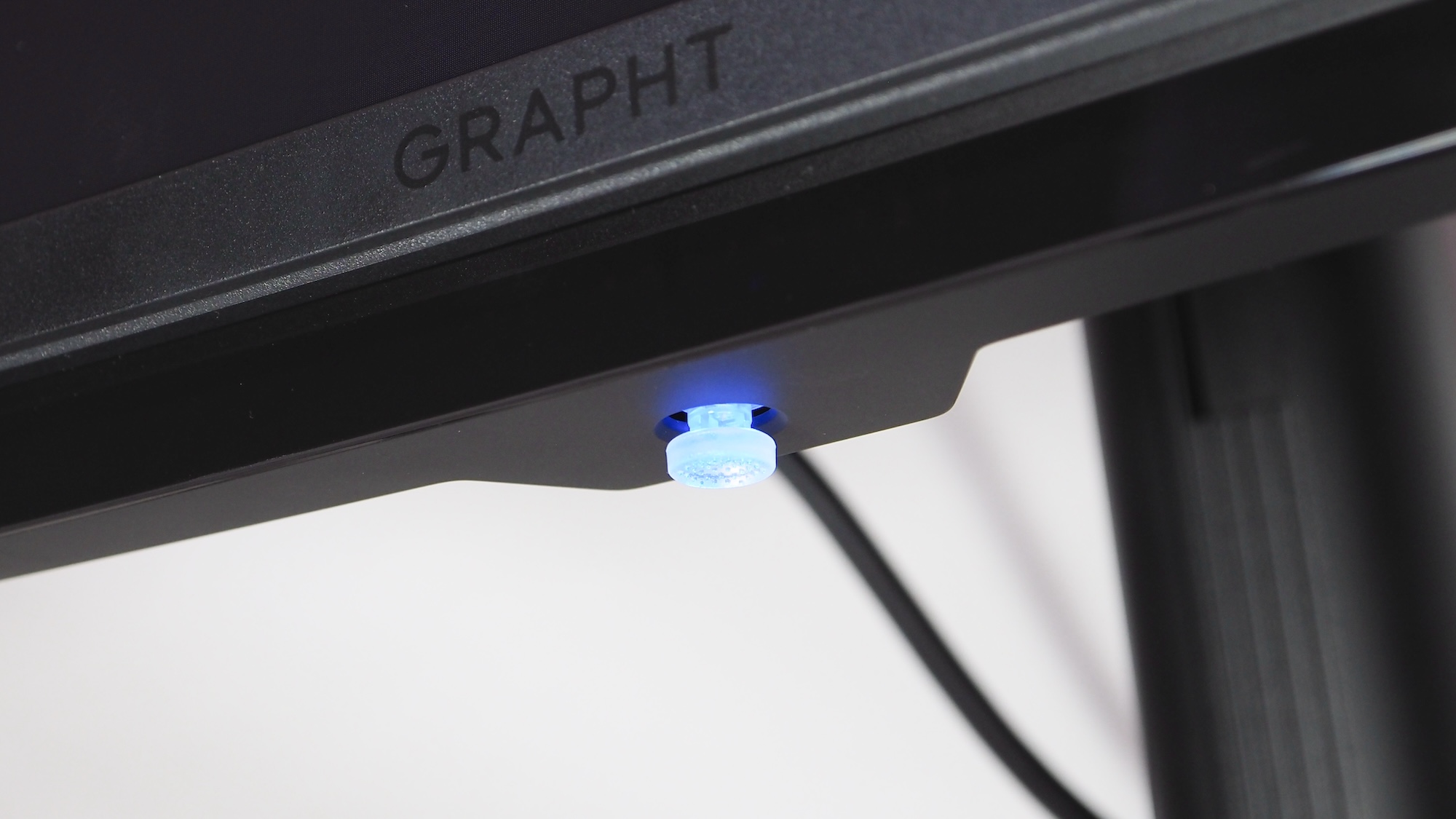 中央下部には電源ボタン兼ジョイスティックを搭載。OSDはこれを使って操作する