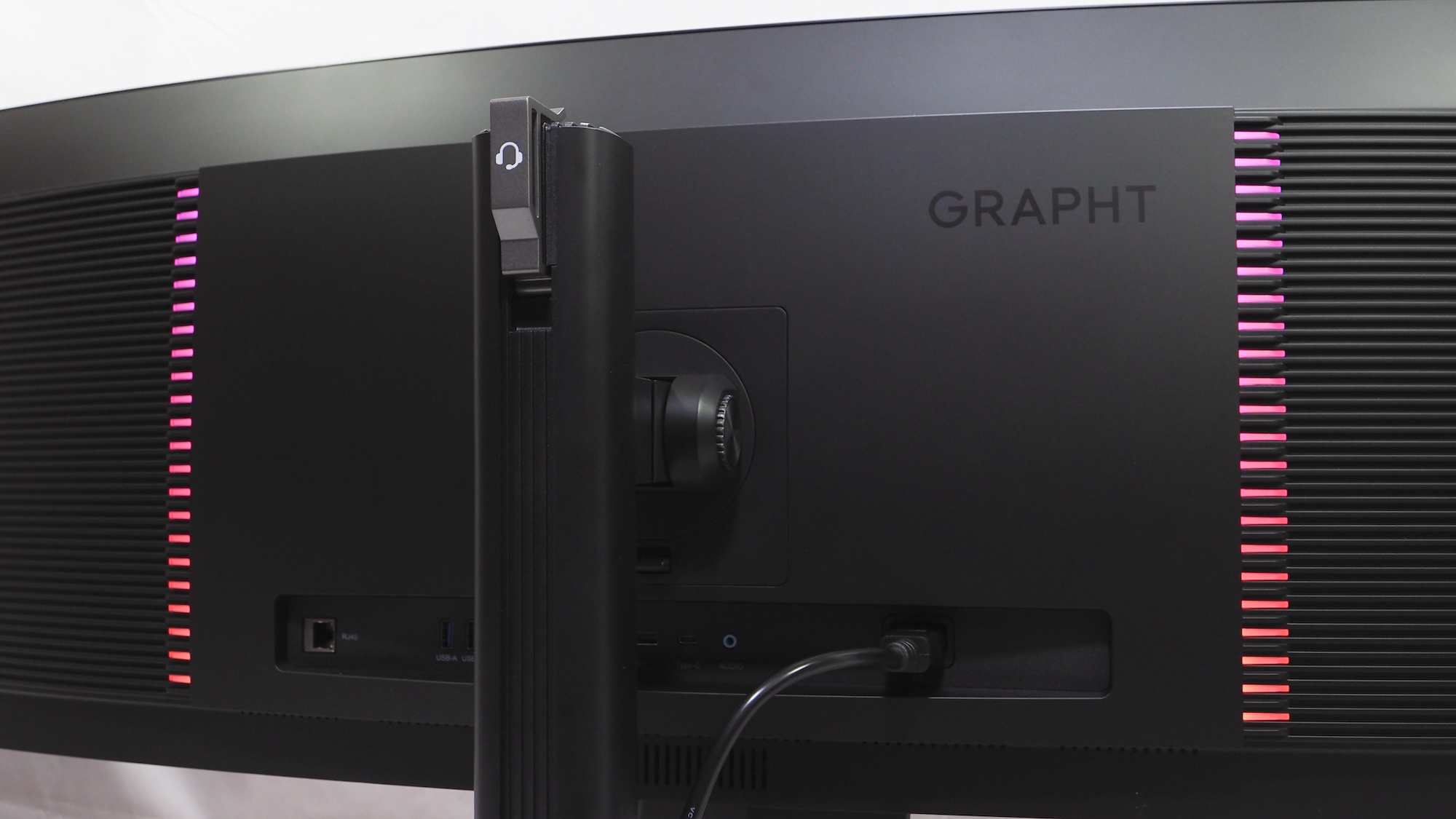 RGBライティングを内蔵しており、好きなカラーや効果に設定可能だ