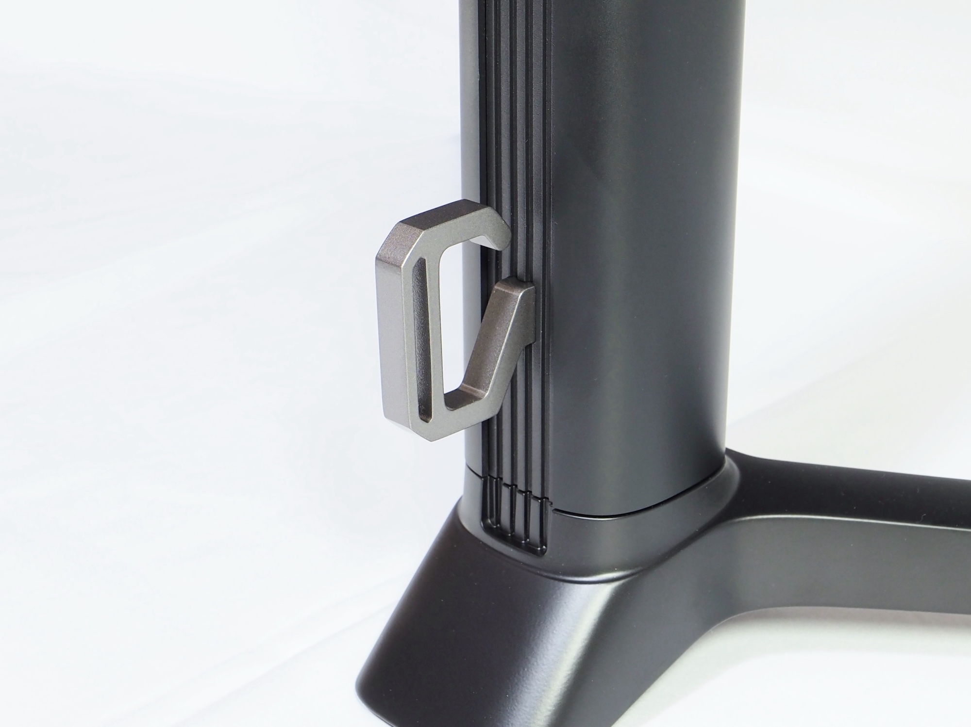 スタンドにはケーブル類をまとめられるホルダーと……