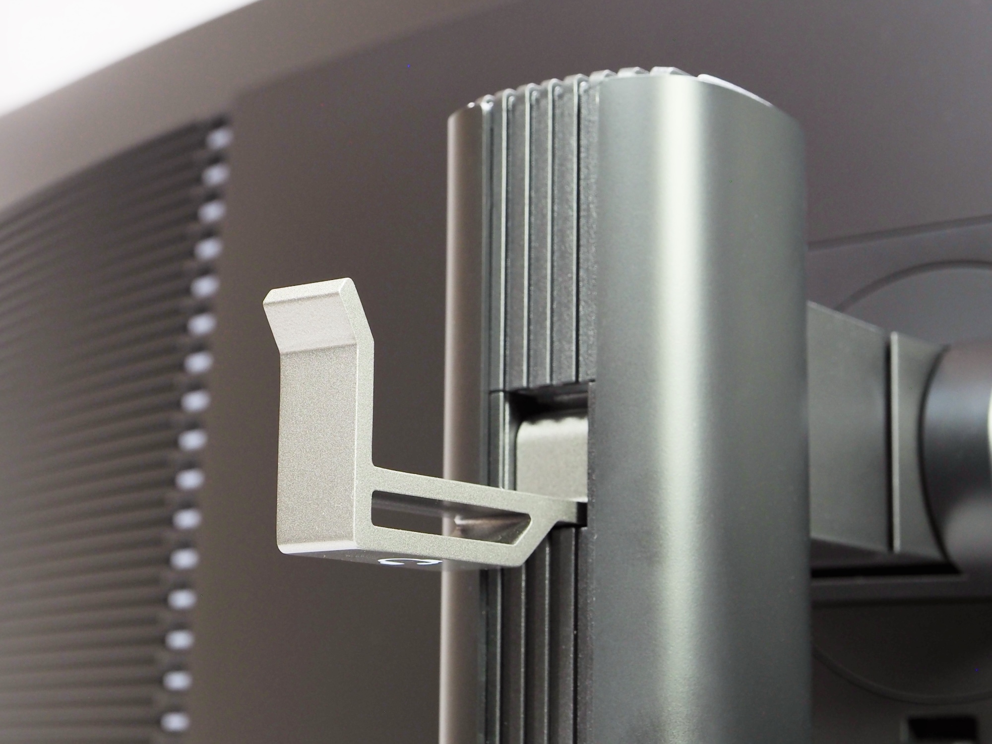 折りたたみ可能なヘッドホンハンガーを備えている