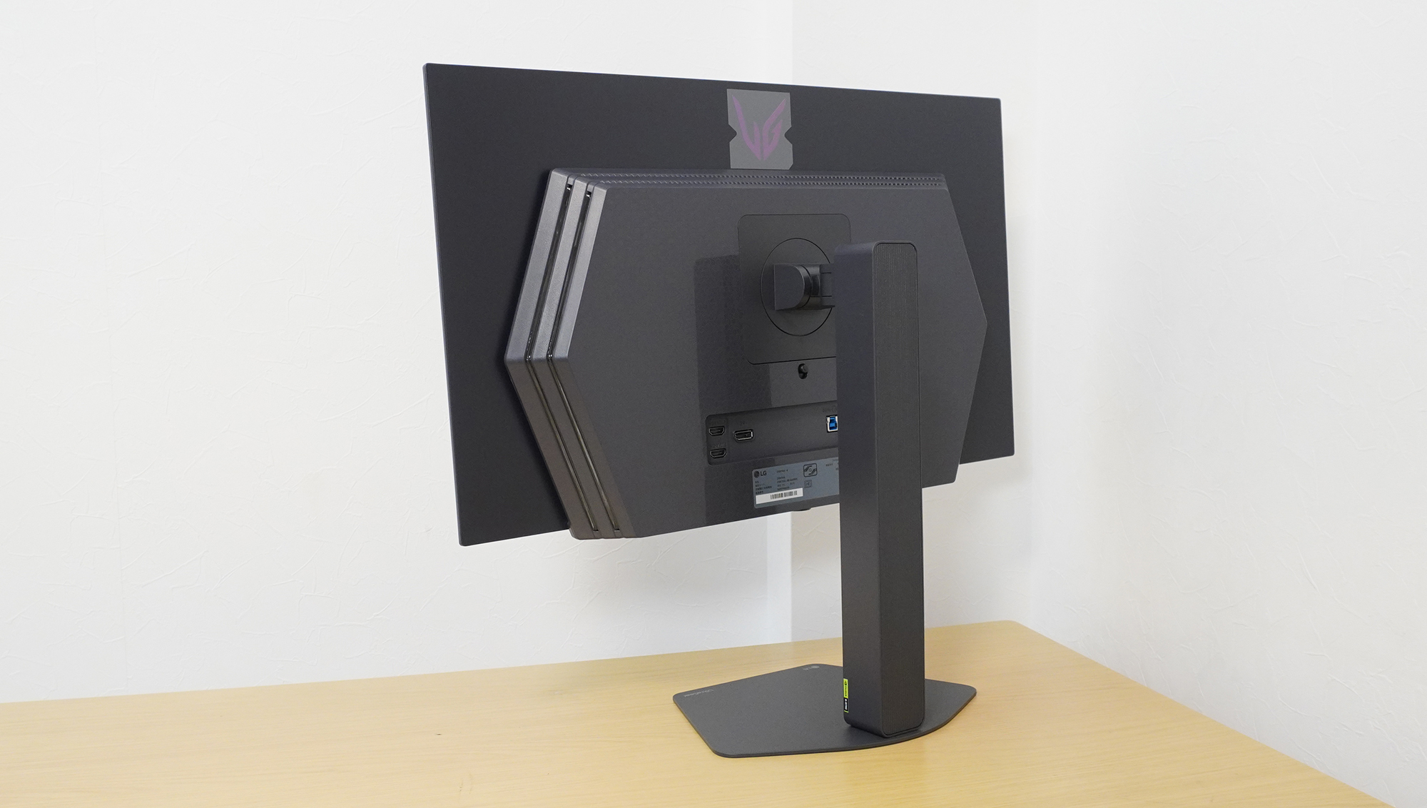 背面にはブランドロゴとI/Oポートがある