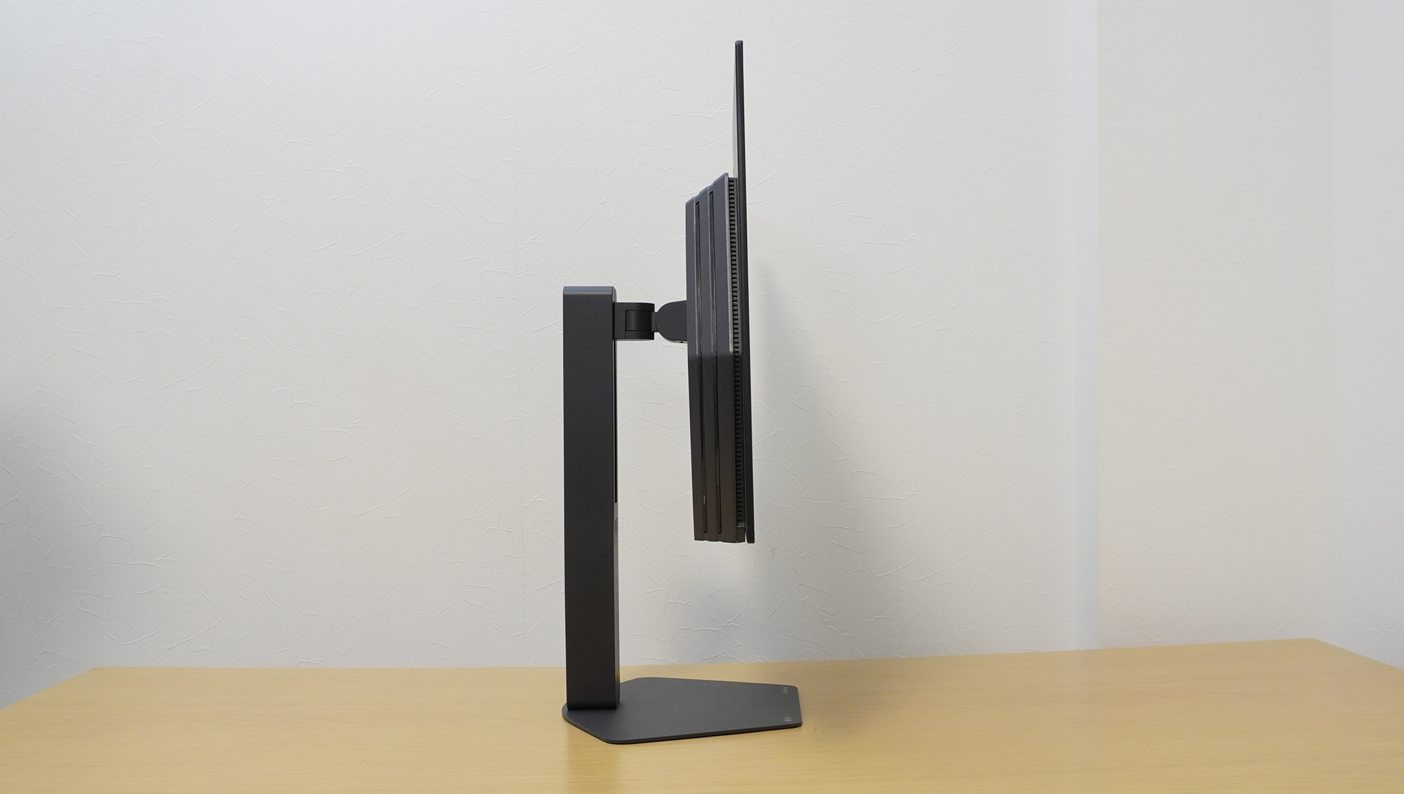 横から見ると、モニターの薄さに驚く