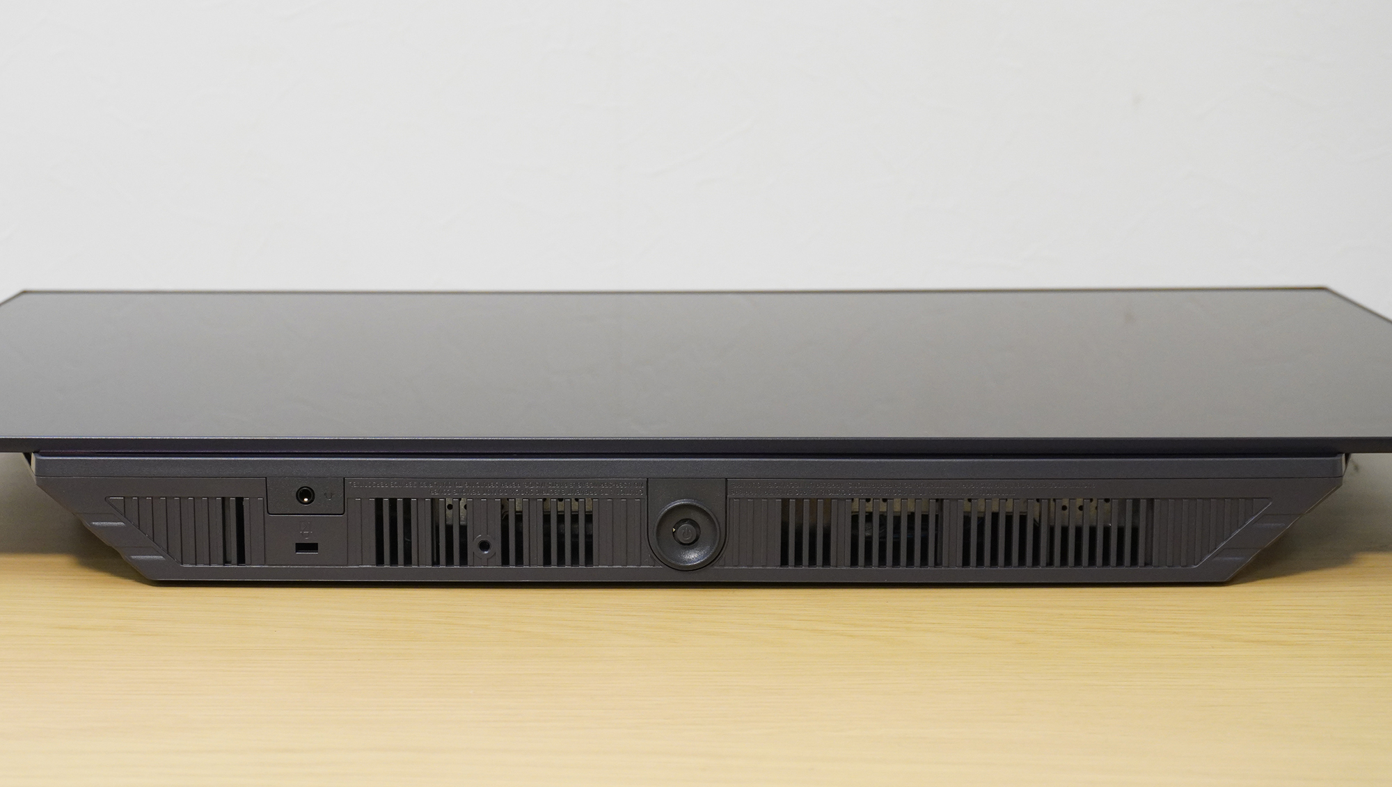 底面にはOSDジョグダイヤルとステレオジャックがある