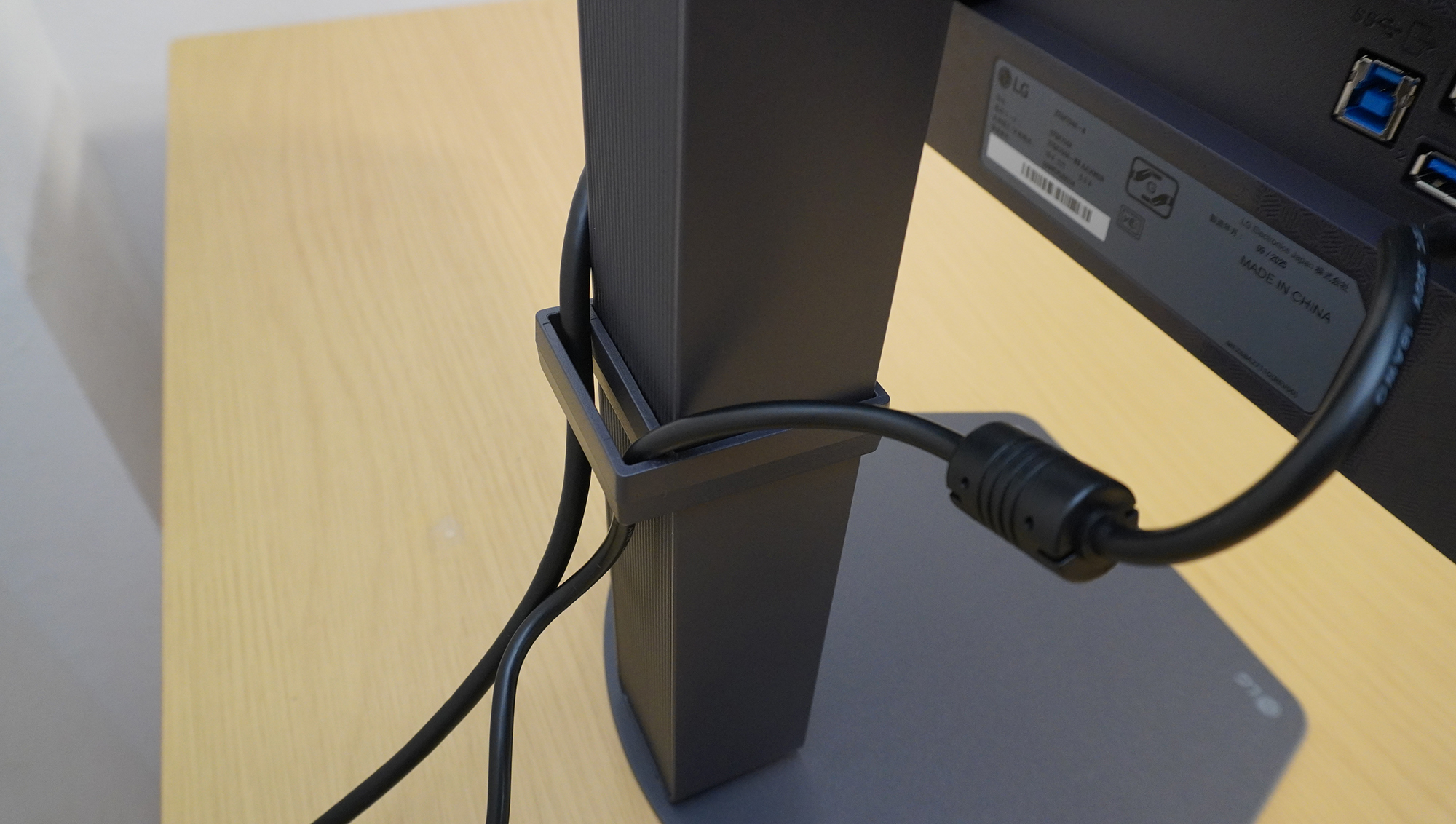 付属のパーツでケーブルを背面にまとめることができる