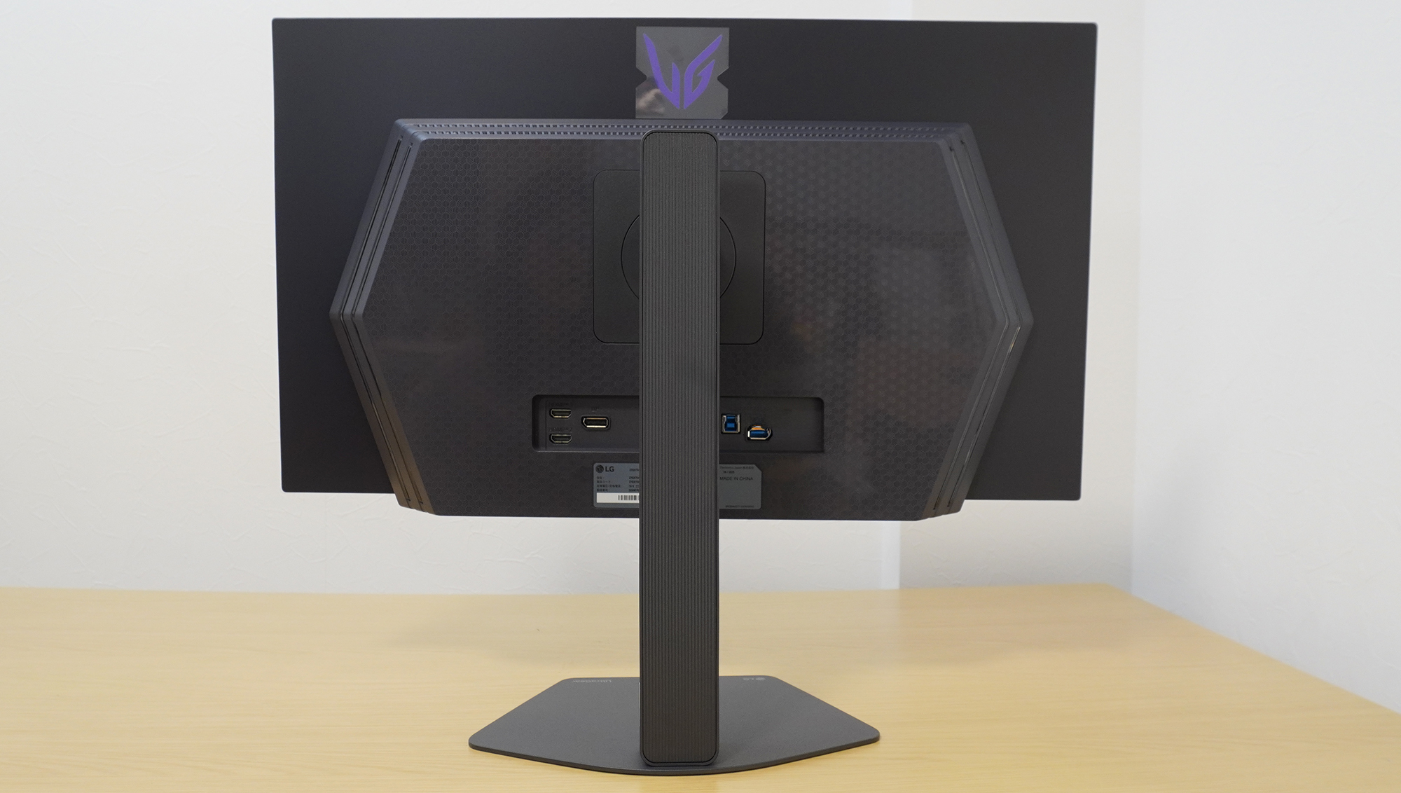 背面にはブランドロゴとI/Oポートがある