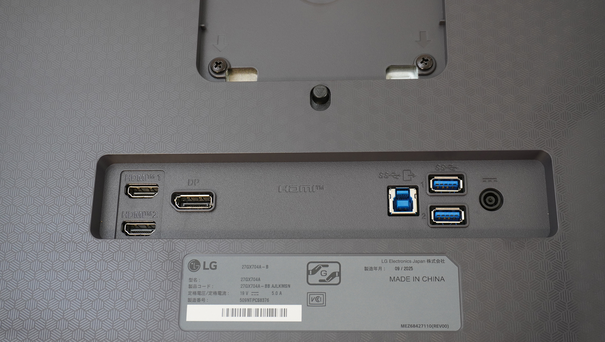 I/Oポートはスタンドの邪魔にならないよう両端に配置されている