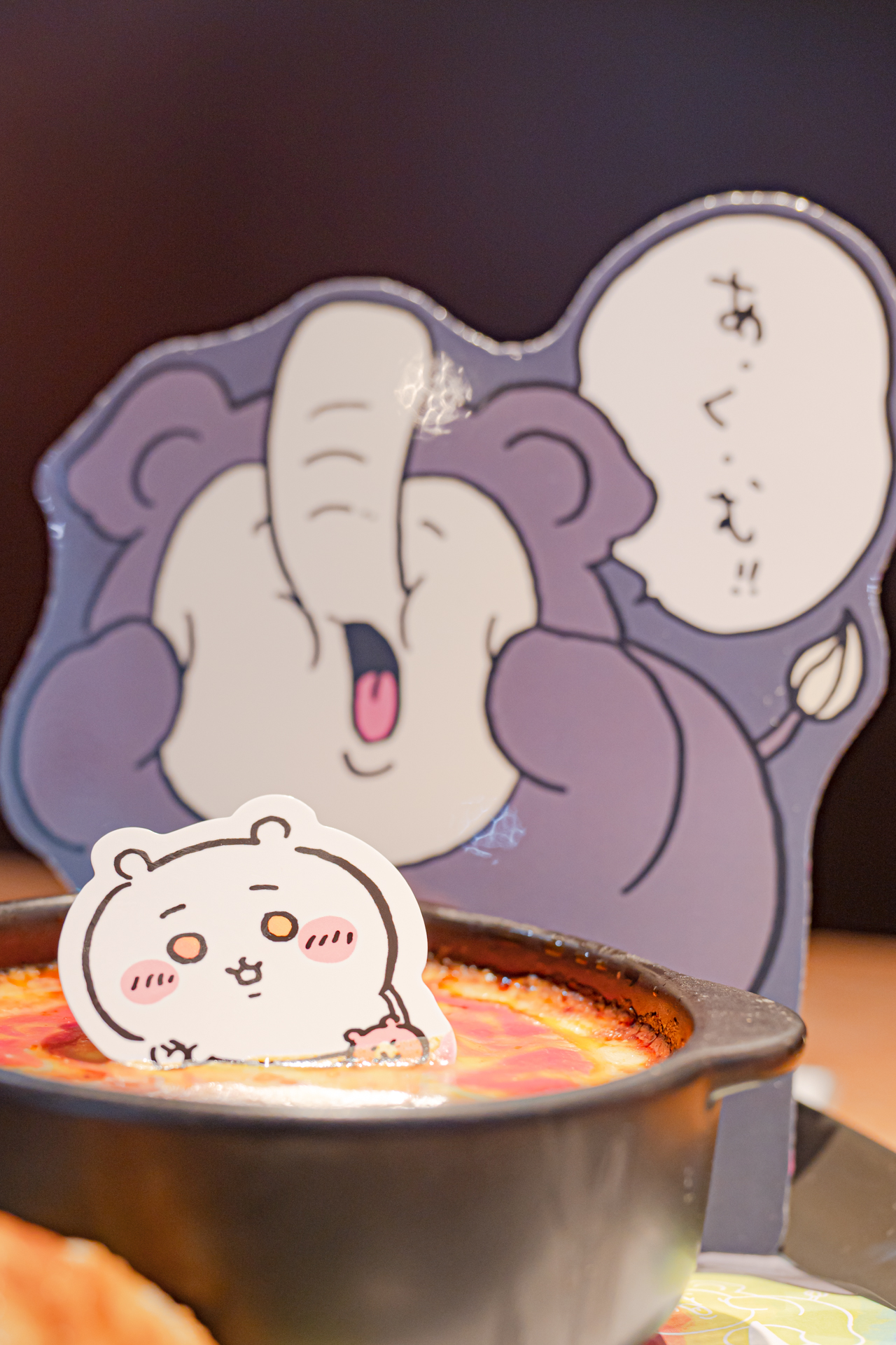 ある日ちいかわが出会ってしまった、特殊攻撃を仕掛けてくるタイプの敵。「わ～らうとまっけよ～ あ・く・む!!」のシーンを再現している