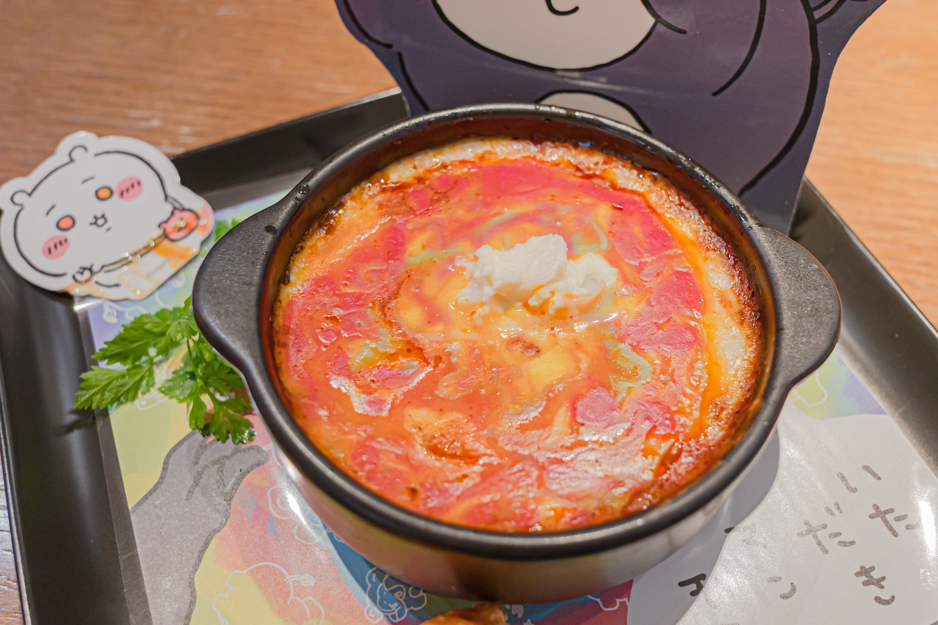 ドリアは、ちいかわが悪夢にハメられたシーンのコマを再現したカラーリング。マッシュポテトがトッピングされており、これがウマい