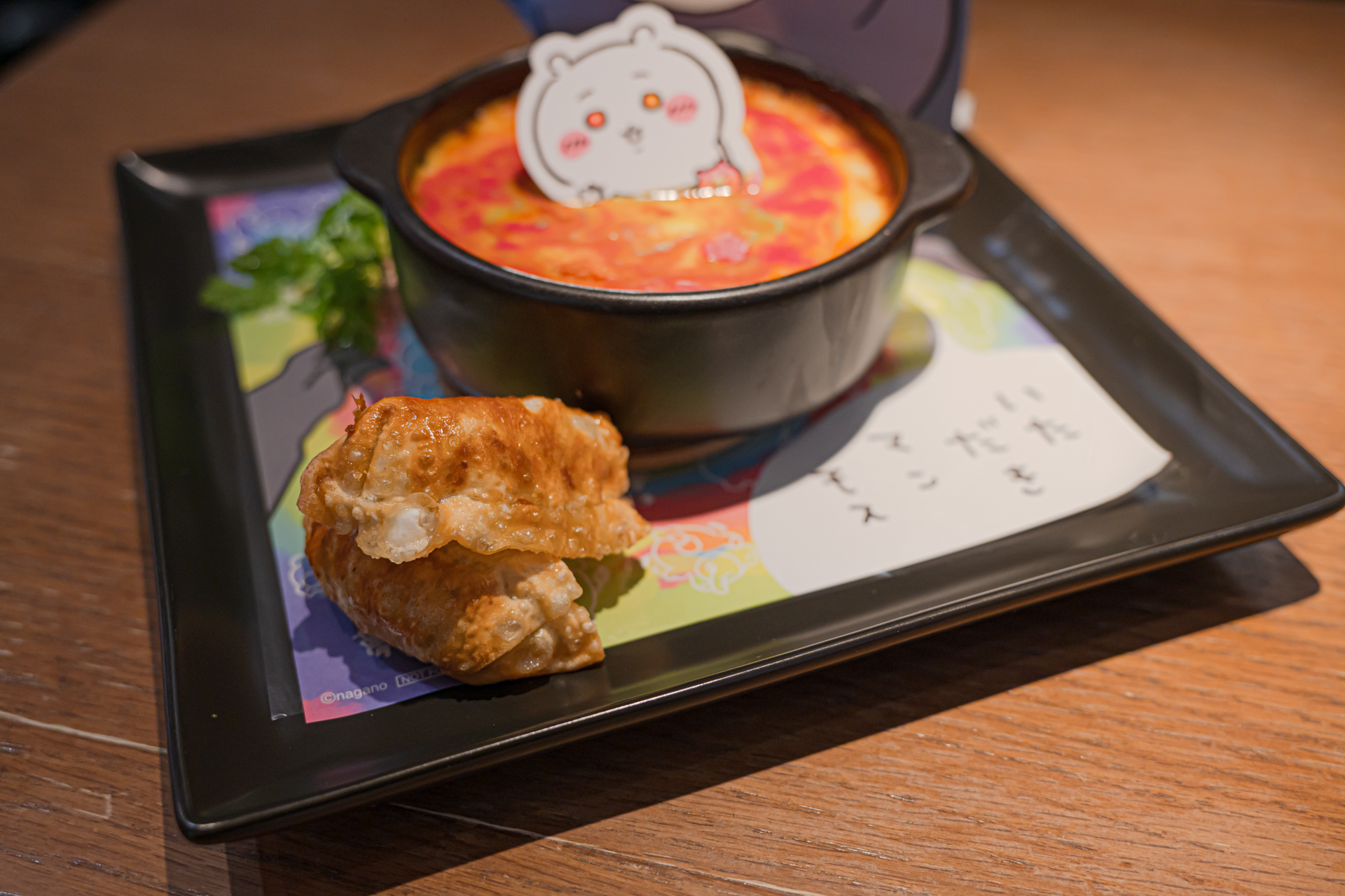 ドリアの傍らには、サクッと揚がった揚げ餃子も。中の餡はまろやかな旨味が感じられるタイプだ