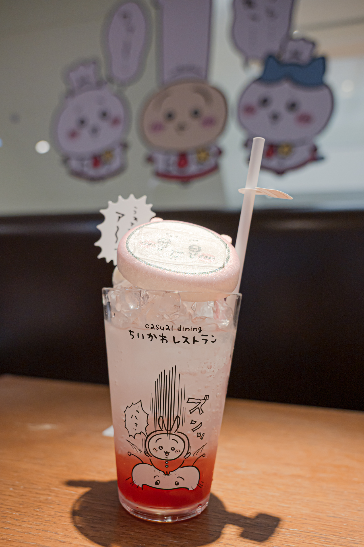 ちいかわたちと同じく、日々「なんとかなれーッ!!」の連続で生きている筆者としては「なんか大きい討伐成功！クリームソーダ」を頼まざるを得なかった