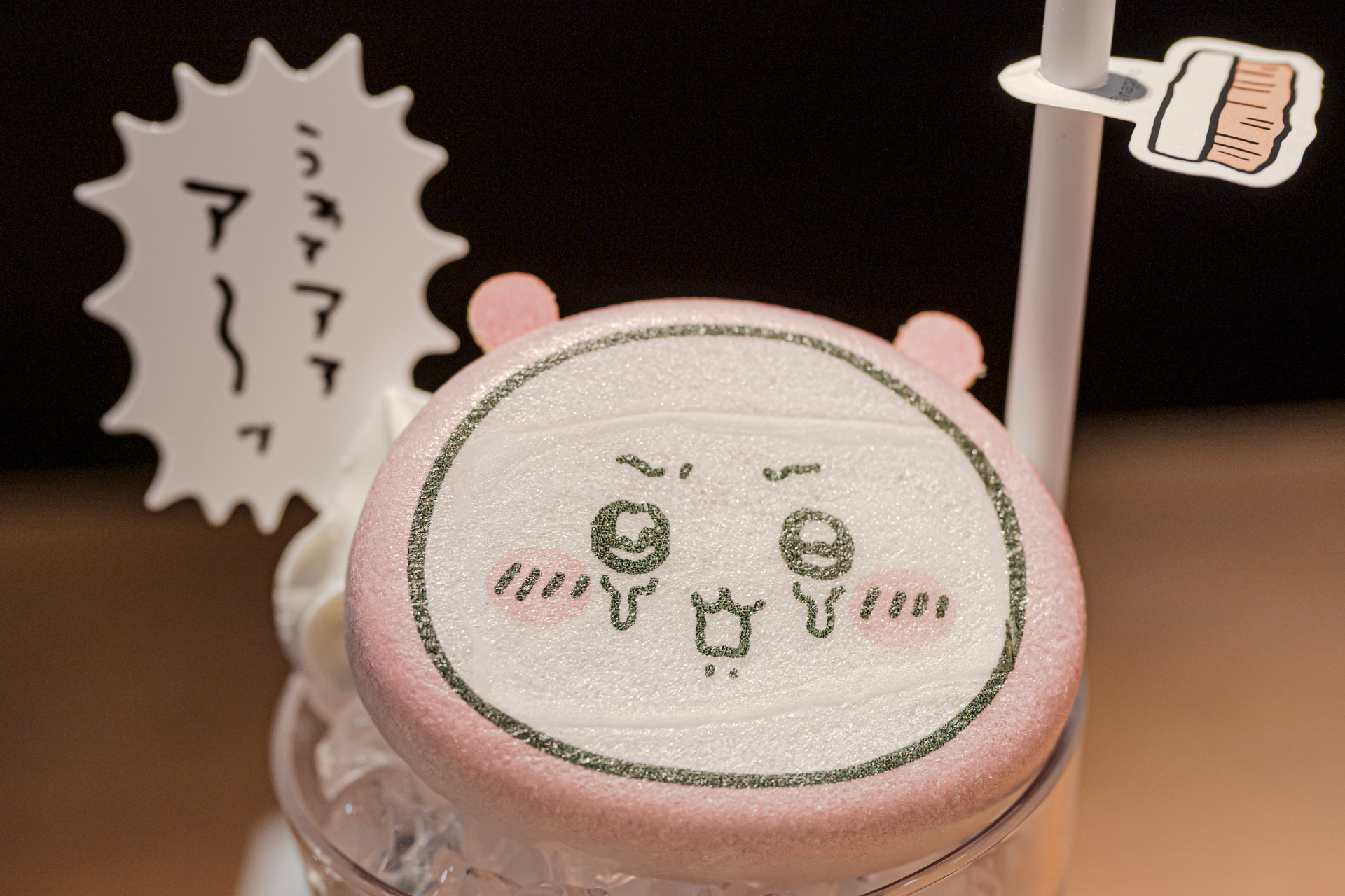 ちいかわの顔がキレイにプリントされたモナカは、食べるのが少しもったいない。ソーダではあるが炭酸は控えめで、心ゆくまで写真撮影をしてからでも美味しくいただくことができた