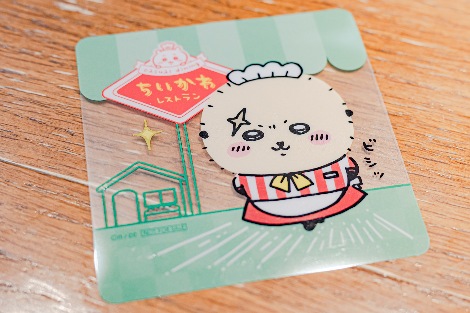 ドリンクをひとつ注文するごとに、オリジナルクリアコースター全30種のなかからランダムで1枚プレゼント。筆者はビシッとキメたラッコさんをいただいた