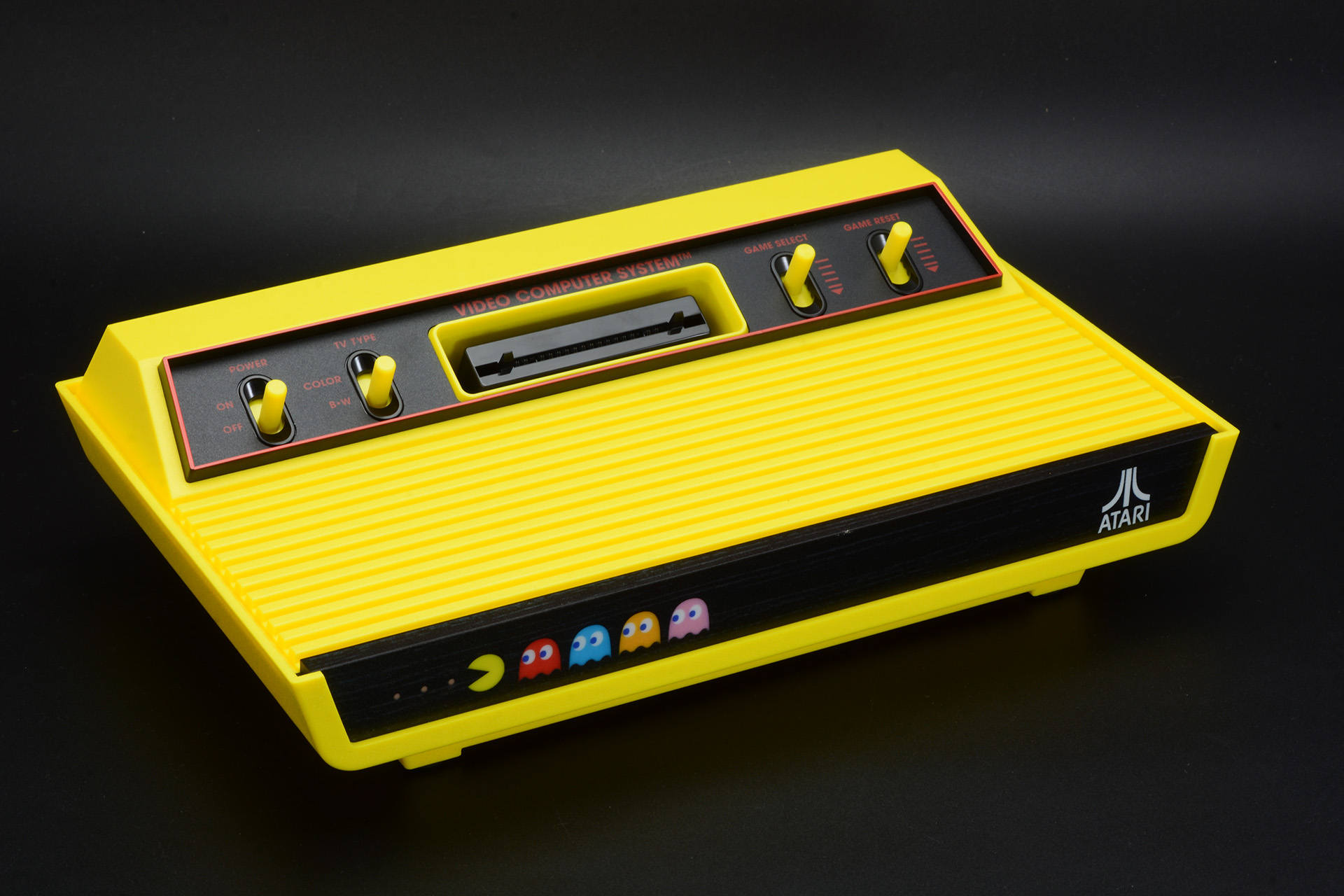 鮮やかなイエローの本体。パックマンならではの色だ