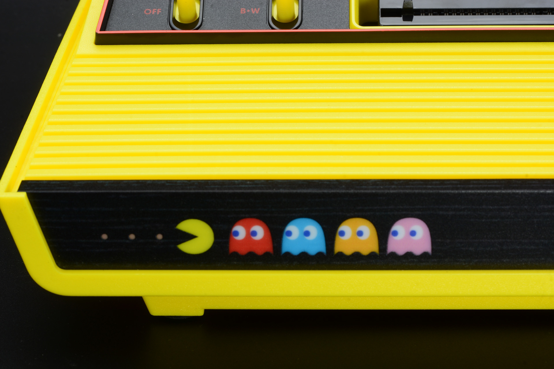 前面パネルはパックマンのイラスト。スイッチを入れると発光する