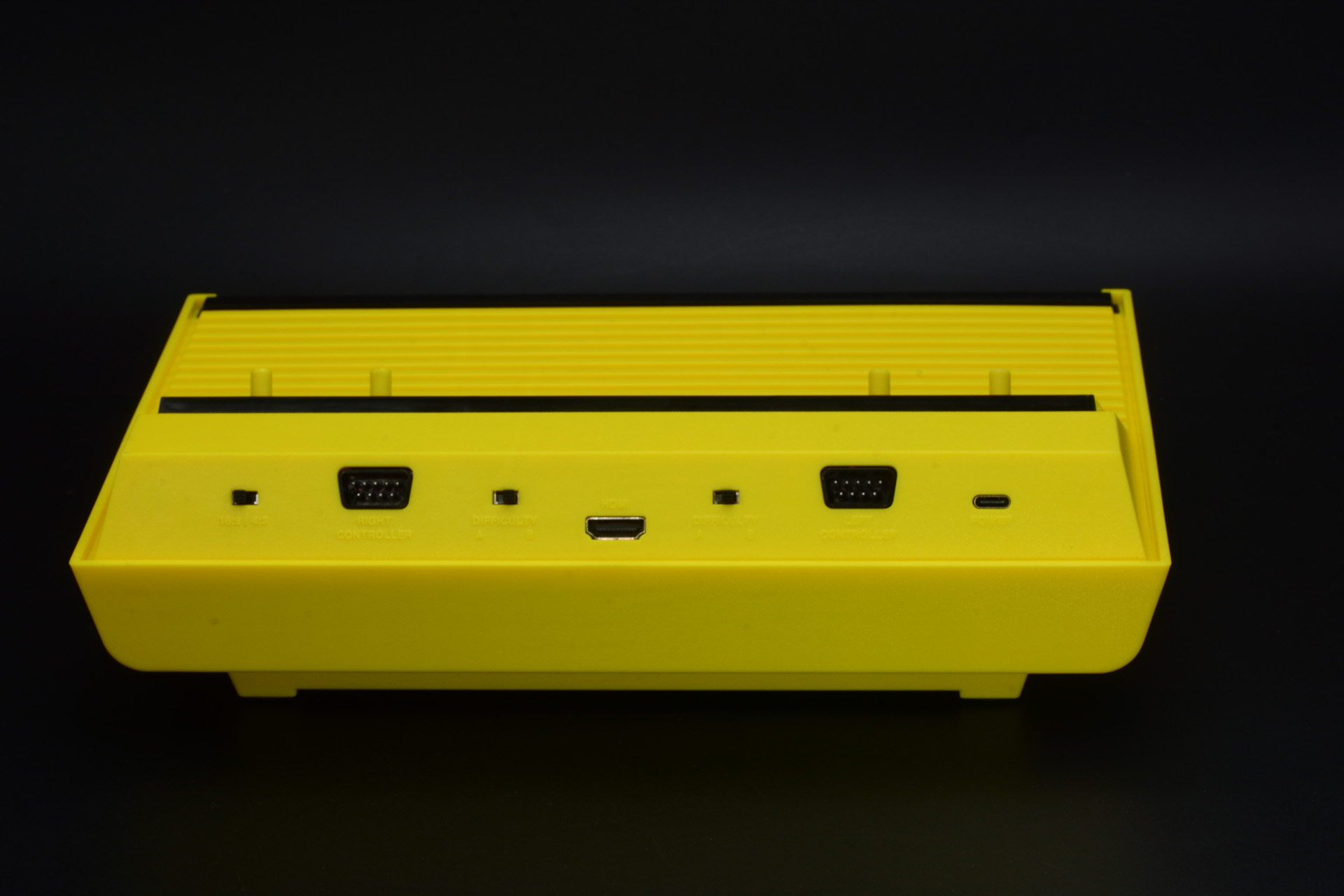 カートリッジを挿してプレイ。当時の「ATARI 2600」と「ATARI 7800」のカートリッジをそのままさして遊ぶことも可能