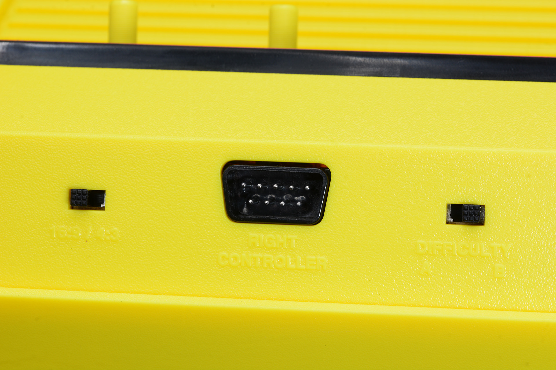 コントローラ差し込み口、ゲームモードの切り替えスイッチや、画面比率を変えるスイッチもある