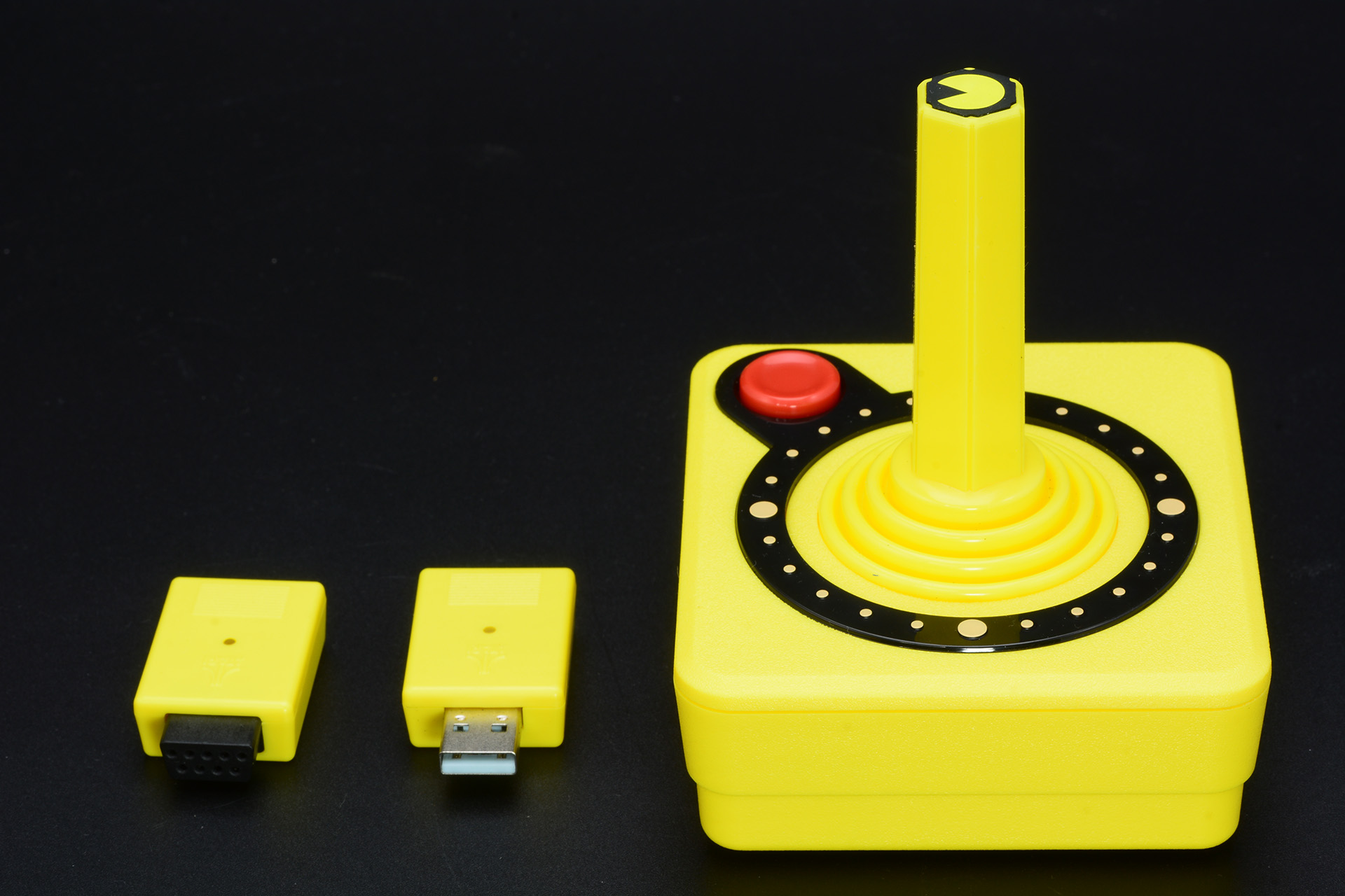 コントローラも鮮やかな黄色。ワイヤレスタイプだ。左にあるのが受信ユニット。PCでコントローラを使うためのUSBタイプも用意されている