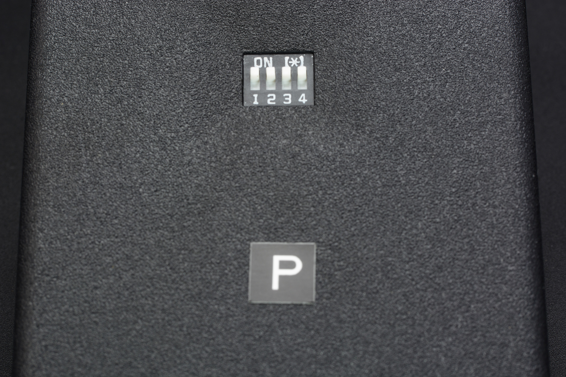 裏面にディップスイッチがあり、左を2に切り替えると「PAC-MAN 7800」。1にすると「PAC-MAN 2600」がプレイできる