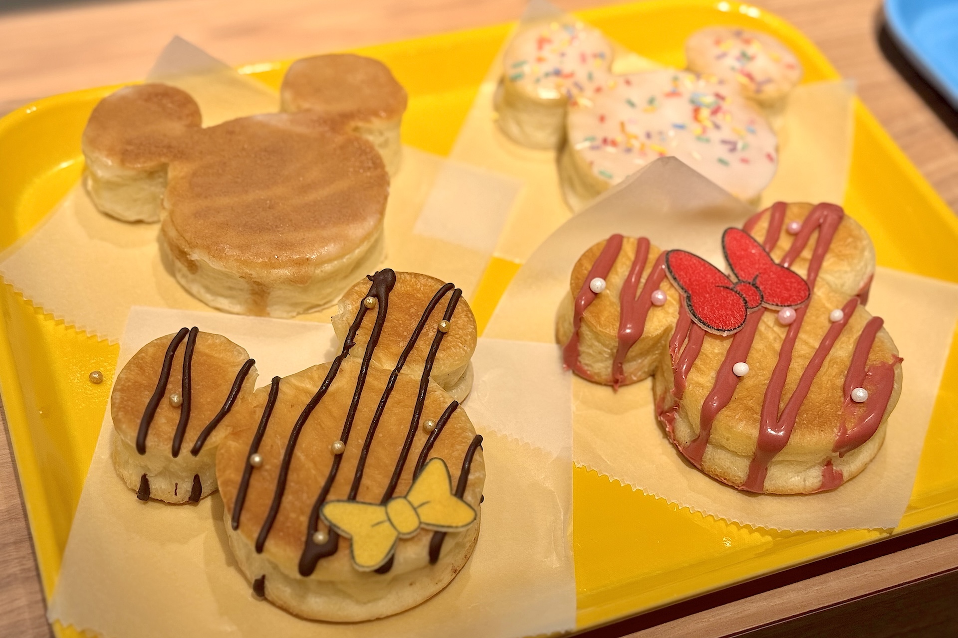 ブリオッシュは全4種。ミッキーとミニー型になっていてかわいい！