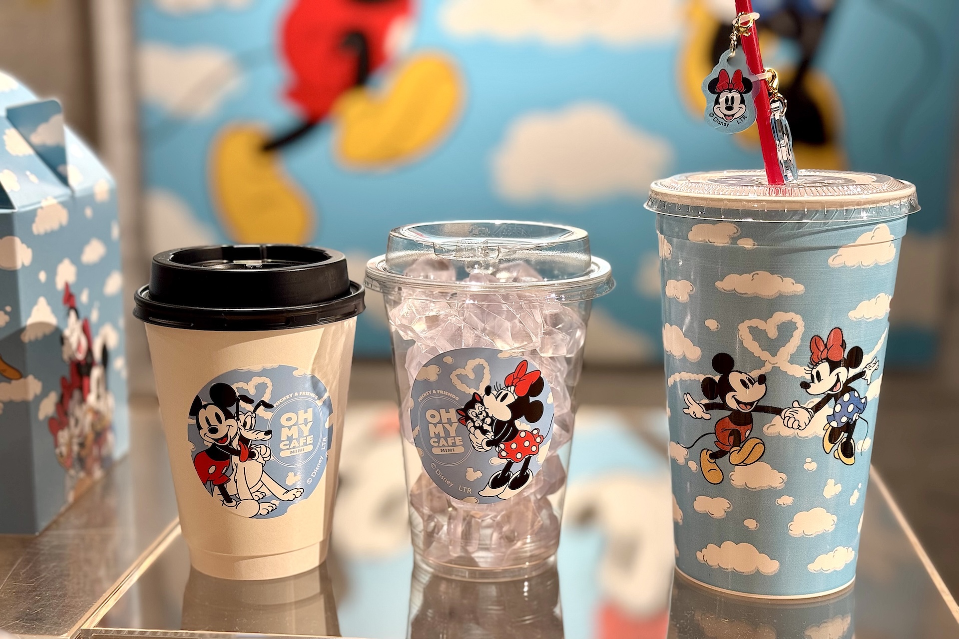 カップは全3種類。Mサイズはホット、アイスでカップが異なり、Lサイズは繰り返し使えるオリジナルリユーザブルカップで提供される（ストローチャームは別売り）。カップは持ち帰りも可能だ