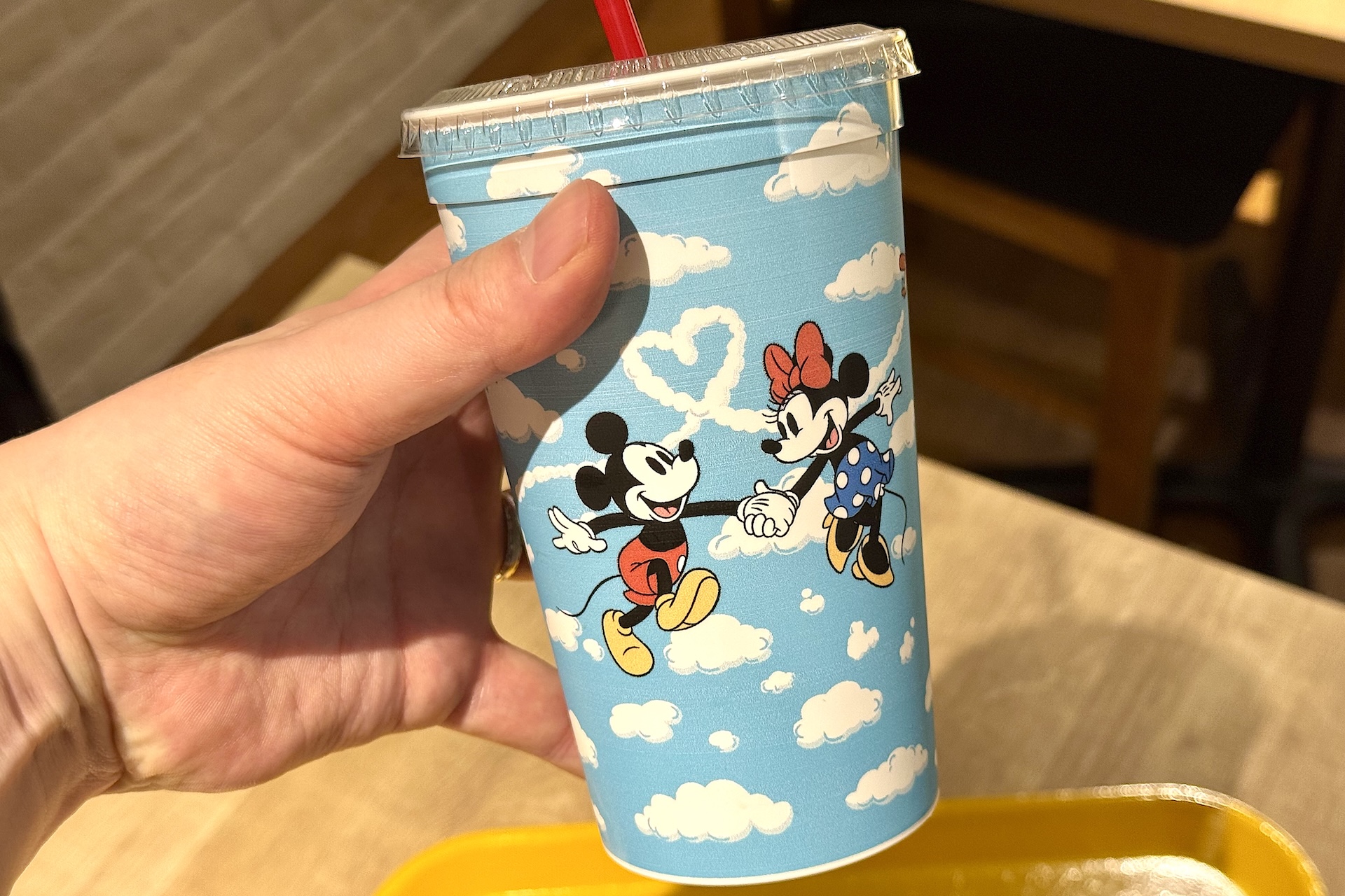 こちらはLサイズドリンクのカップ。アイスコーヒーが1,190円など