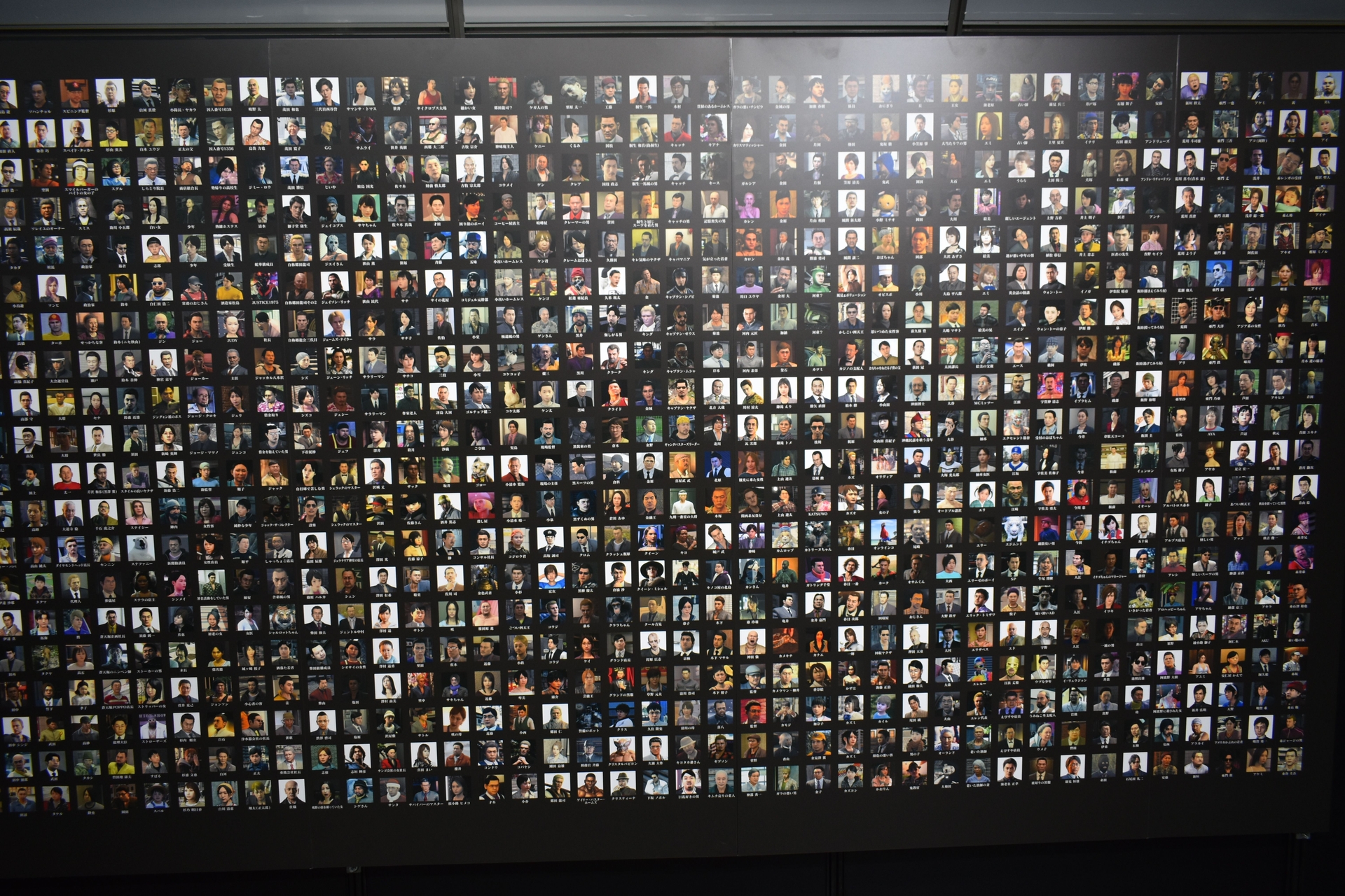 これまでにシリーズで登場した約1,500人のキャラクターの写真が飾られている