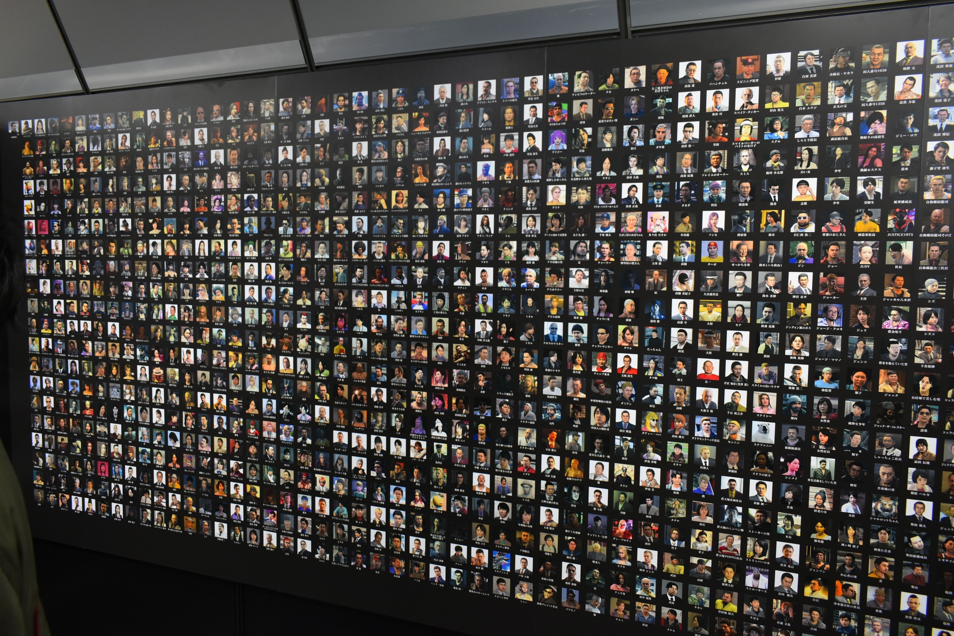 これまでにシリーズで登場した約1,500人のキャラクターの写真が飾られている