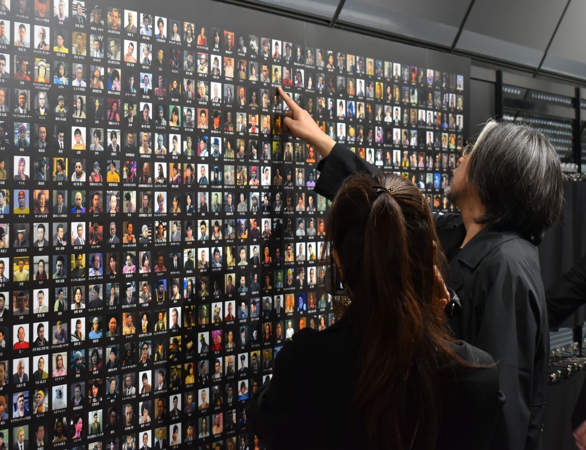 横山氏もキャラクターを思い返しながら展示を見ていた