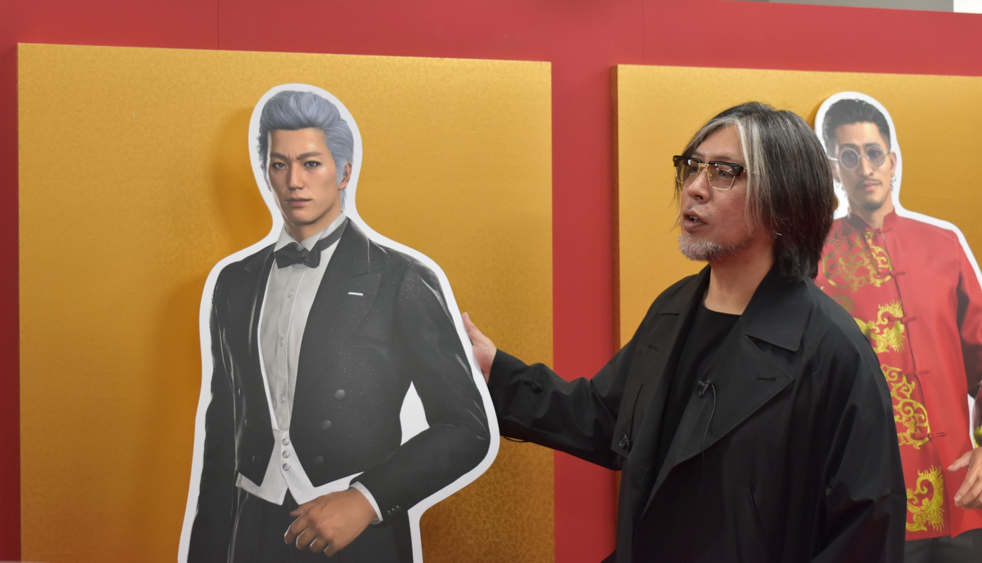 結婚式会場のエリアにはビシッと決めたキャラクター達の等身大パネルが。なおこの衣装はこのイベントのための描き下ろしとのこと