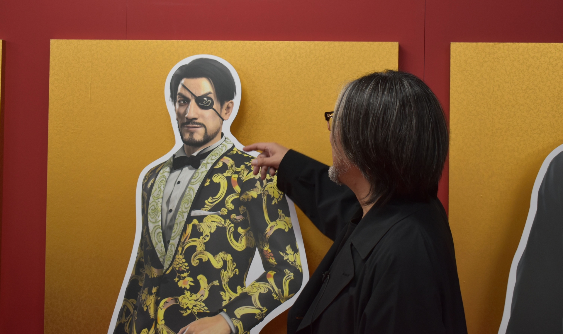 結婚式会場のエリアにはビシッと決めたキャラクター達の等身大パネルが。なおこの衣装はこのイベントのための描き下ろしとのこと