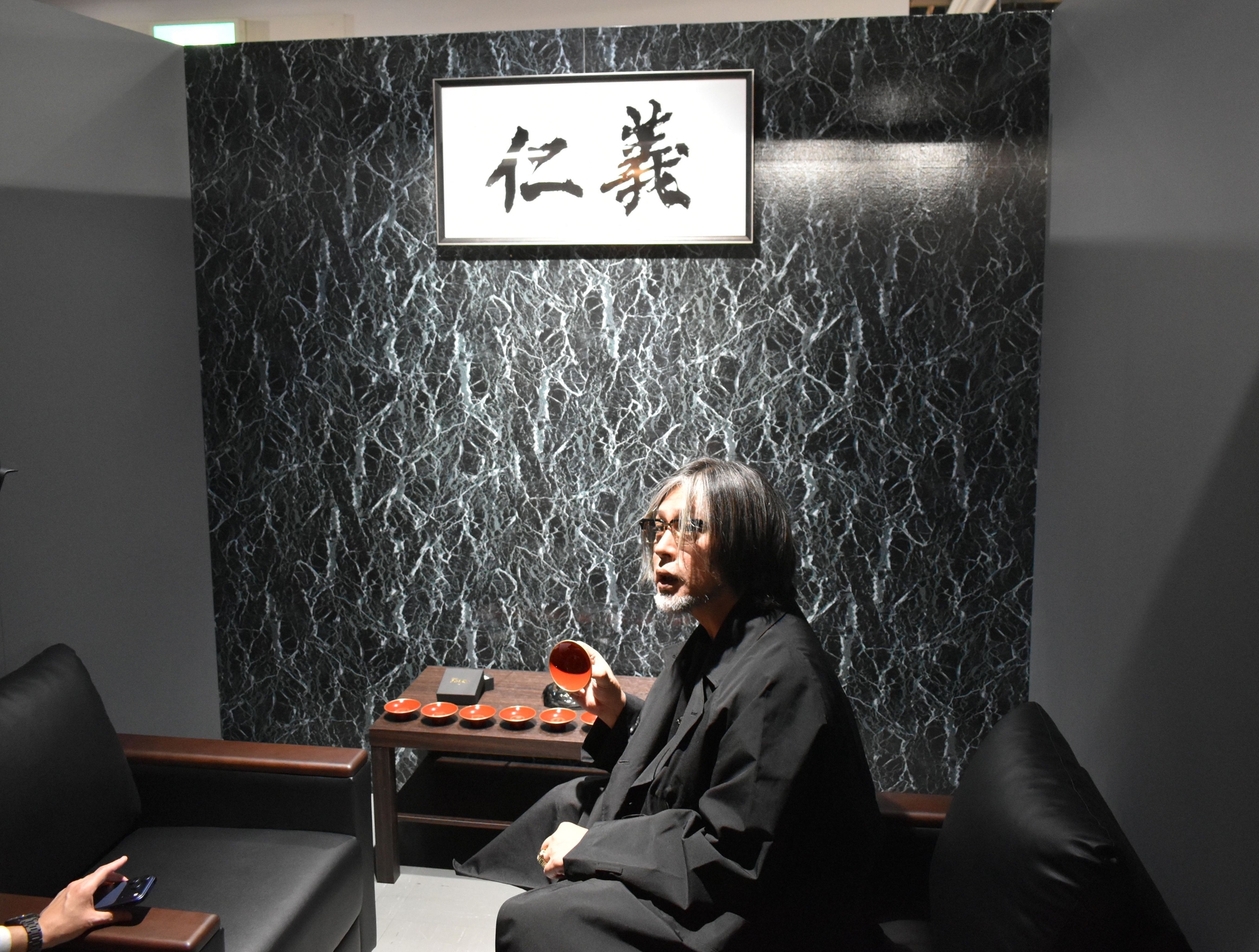 杯を交わすことができるブースも。東城会本部ブースが別途用意されているのは、東城会系ではない組もあるからだ