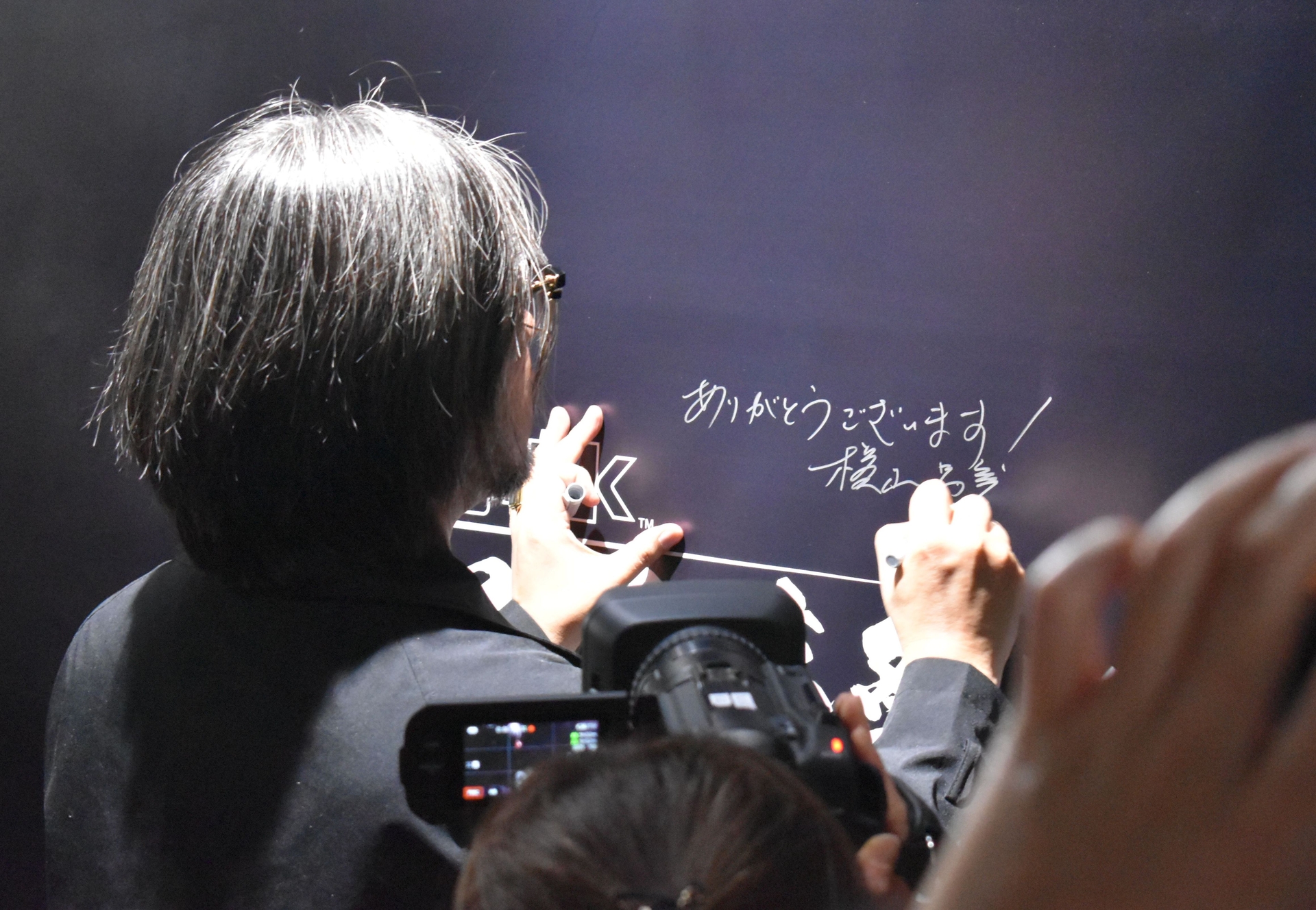 会場には関係者のサインや、来場者がメッセージを書き込めるシートも用意されていた
