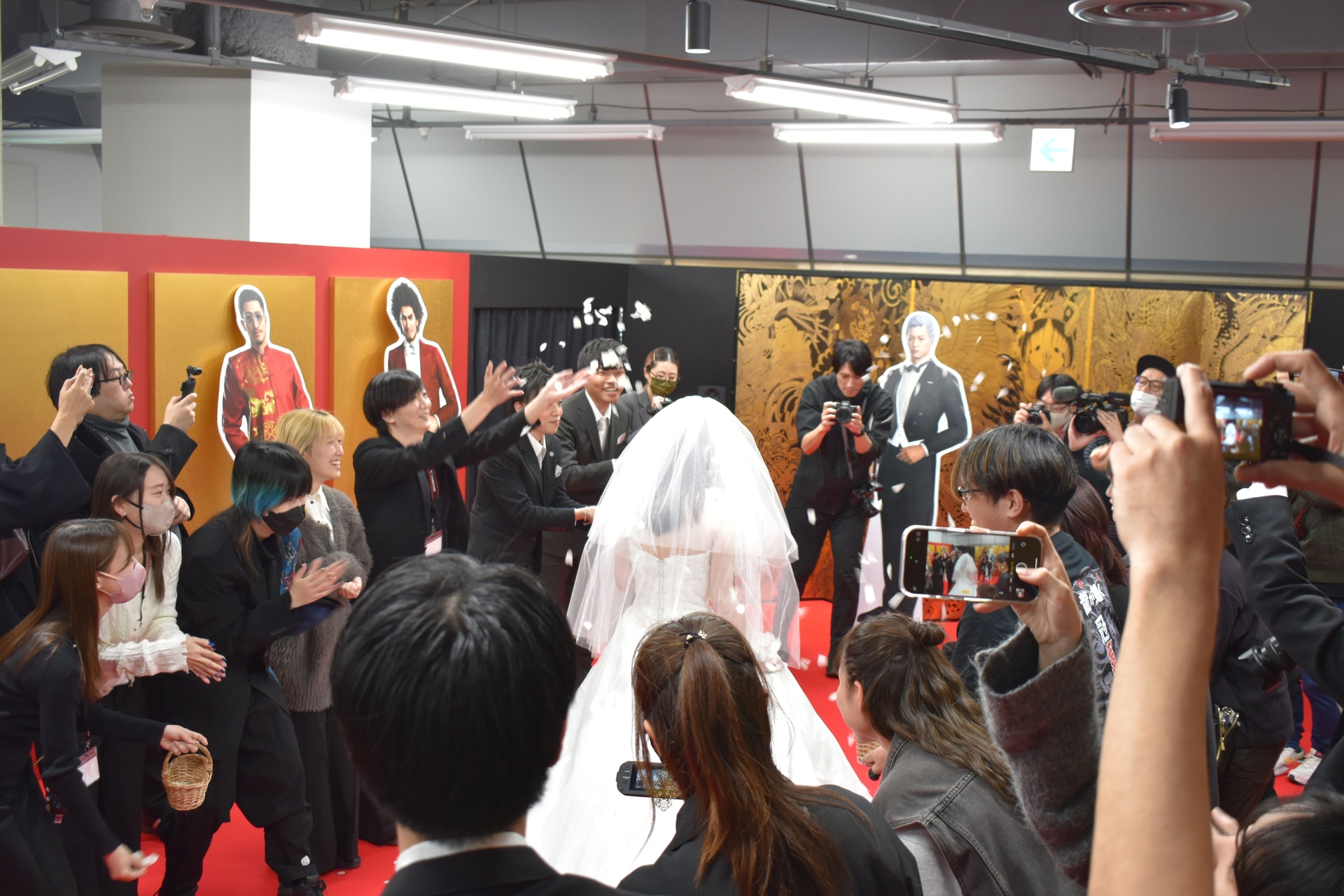 「結婚式の擬似体験ができるスペシャルパッケージプラン」では招かれた友人たちのフラワーシャワーもあり、かなり本格的な内容だった