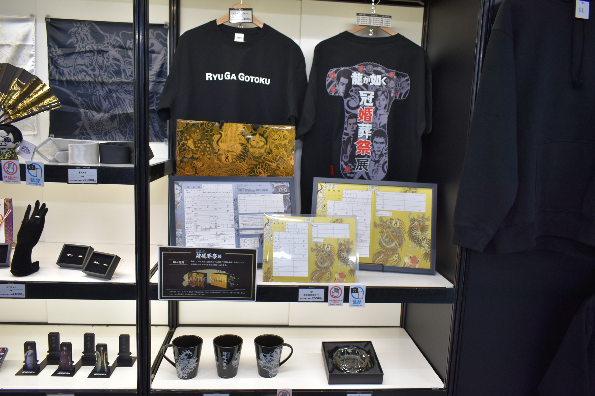 もちろんグッズコーナーも。ファンなら買いそろえたいグッズが多く並んでいる
